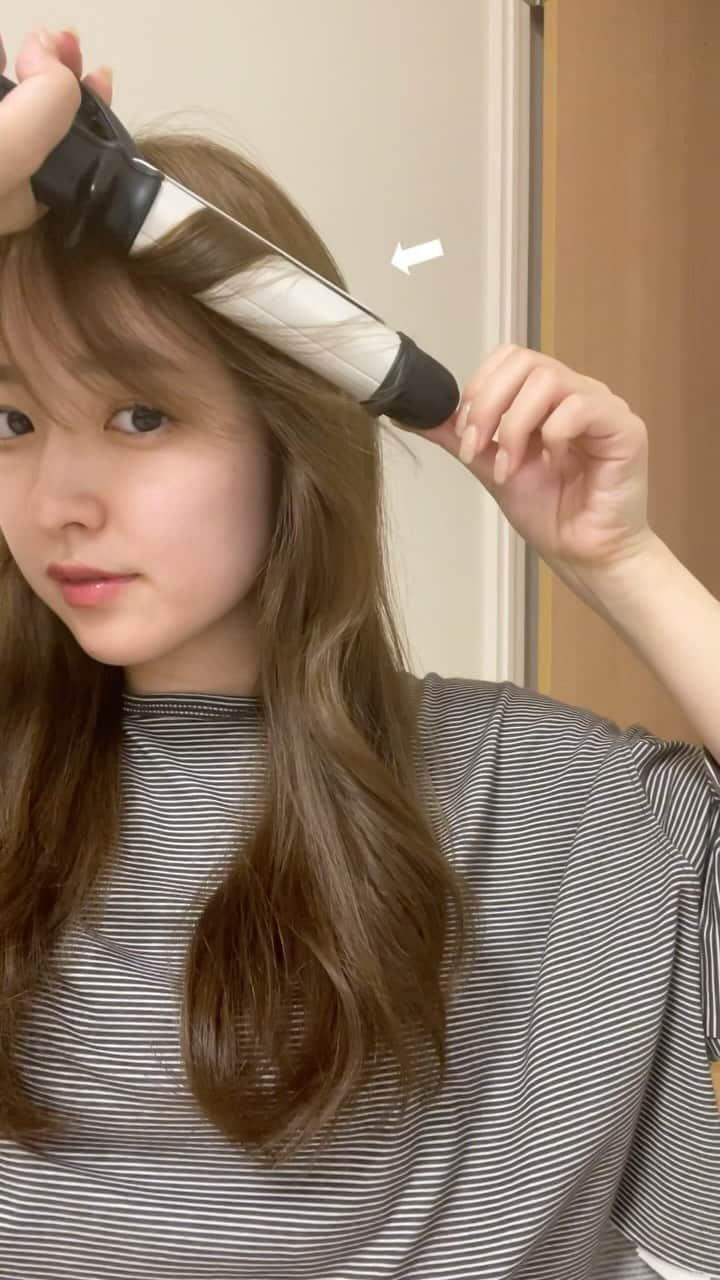 大野愛友佳のインスタグラム：「ゆる巻きのくびれヘア♡  急いでる時にもささっと💨  使ったヘアアイロンはこちら ✔︎mods hair ADVANCED FLEX SMOOT 2WAY IRON  1本でストレートとカールどちらも対応できるから、 朝がとても楽◎  フレックススムーズプレートを使うことで、 ダメージレスでヘアカラーをキープしやすく、 髪への負担が少なくセットできる✨  #PR#Supported#modshair#modshairstyingtools#フレックススムーズ2WAYアイロン#モッズヘア#モッズヘアスタイリングツール#MHI3257 @mods_hair_stylingtools」