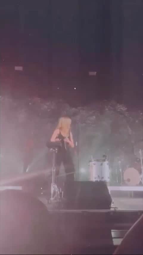 エリー・ゴールディングのインスタグラム：「We had such a fun one last night in Cologne 😜❤️」
