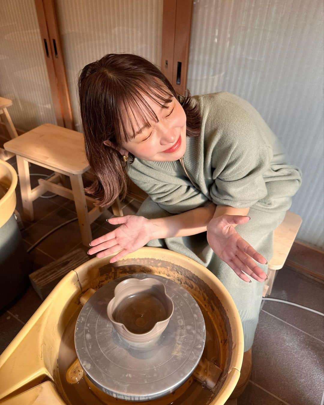 きりまるさんのインスタグラム写真 - (きりまるInstagram)「京都旅行 〜🍵♡ 人生はじめての陶芸に挑戦っ  思ったより難しかったけど 愛情込めてじぶんで作ったお皿で これからご飯食べれる思うと嬉しい〜🍚♡ １ヶ月くらいで色が付いて家に届くらしい！  最後のさいごで 爪ガリってやらかしてしまったけど なんか、そのまま完成になりました。笑 このツメガリのとこがどうなって届くか 気になるところであります ^_^✌🏻  行ったところ沢山あるけん まだまだ投稿しようと思います〜😽🫶🏻  思い出をありがとう〜！  たまたま見つけた陶芸のお店！ お店の方優しくて楽しかった〜🍵 （ @kashogama_pottery_school ）  ひつまぶしも実は人生初で こんなに美味しいもんがあったんや...って 衝撃を受けました 🍲予約して行ったよ！ （ @jisai_kyouman ）  みんなの旅の参考になりますようにっ⛩️ . . #京都#京都旅行#京都陶芸#京都観光#京都デート#京都ごはん#祇園#京都鰻#京都グルメ#京都旅#ひつまぶし#京都駅」11月7日 21時16分 - kirimaruuu