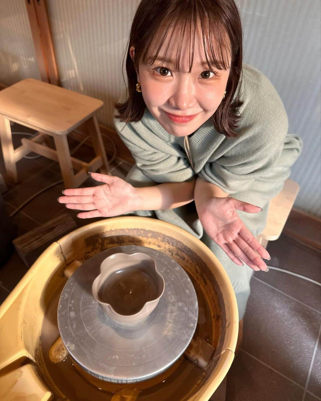 きりまるさんのインスタグラム写真 - (きりまるInstagram)「京都旅行 〜🍵♡ 人生はじめての陶芸に挑戦っ  思ったより難しかったけど 愛情込めてじぶんで作ったお皿で これからご飯食べれる思うと嬉しい〜🍚♡ １ヶ月くらいで色が付いて家に届くらしい！  最後のさいごで 爪ガリってやらかしてしまったけど なんか、そのまま完成になりました。笑 このツメガリのとこがどうなって届くか 気になるところであります ^_^✌🏻  行ったところ沢山あるけん まだまだ投稿しようと思います〜😽🫶🏻  思い出をありがとう〜！  たまたま見つけた陶芸のお店！ お店の方優しくて楽しかった〜🍵 （ @kashogama_pottery_school ）  ひつまぶしも実は人生初で こんなに美味しいもんがあったんや...って 衝撃を受けました 🍲予約して行ったよ！ （ @jisai_kyouman ）  みんなの旅の参考になりますようにっ⛩️ . . #京都#京都旅行#京都陶芸#京都観光#京都デート#京都ごはん#祇園#京都鰻#京都グルメ#京都旅#ひつまぶし#京都駅」11月7日 21時16分 - kirimaruuu