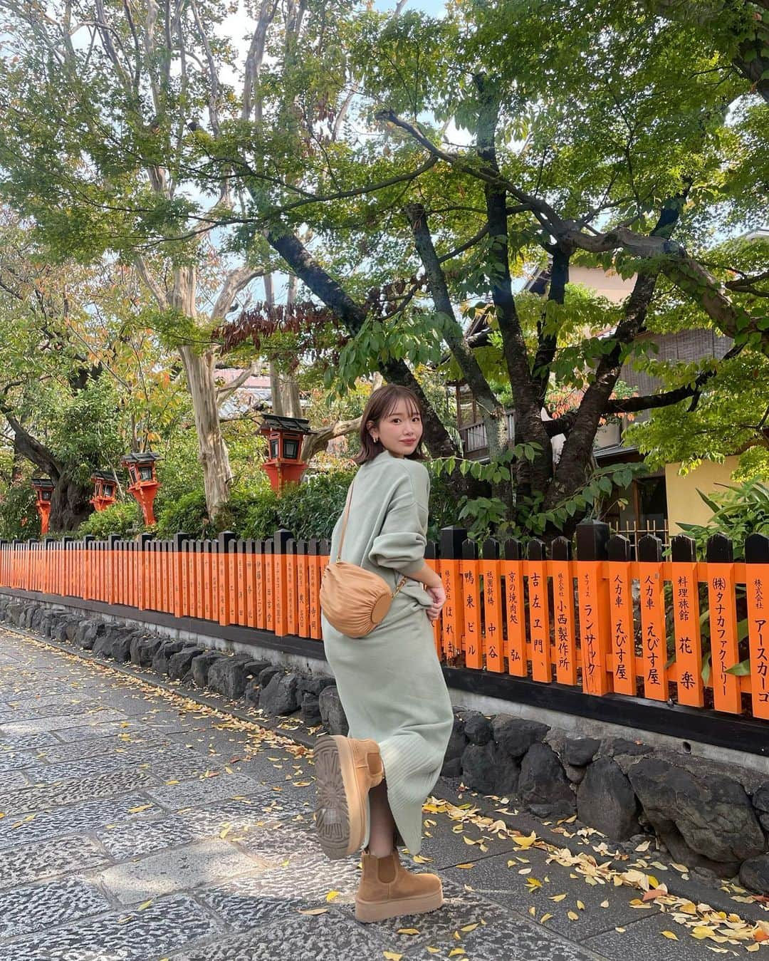 きりまるさんのインスタグラム写真 - (きりまるInstagram)「京都旅行 〜🍵♡ 人生はじめての陶芸に挑戦っ  思ったより難しかったけど 愛情込めてじぶんで作ったお皿で これからご飯食べれる思うと嬉しい〜🍚♡ １ヶ月くらいで色が付いて家に届くらしい！  最後のさいごで 爪ガリってやらかしてしまったけど なんか、そのまま完成になりました。笑 このツメガリのとこがどうなって届くか 気になるところであります ^_^✌🏻  行ったところ沢山あるけん まだまだ投稿しようと思います〜😽🫶🏻  思い出をありがとう〜！  たまたま見つけた陶芸のお店！ お店の方優しくて楽しかった〜🍵 （ @kashogama_pottery_school ）  ひつまぶしも実は人生初で こんなに美味しいもんがあったんや...って 衝撃を受けました 🍲予約して行ったよ！ （ @jisai_kyouman ）  みんなの旅の参考になりますようにっ⛩️ . . #京都#京都旅行#京都陶芸#京都観光#京都デート#京都ごはん#祇園#京都鰻#京都グルメ#京都旅#ひつまぶし#京都駅」11月7日 21時16分 - kirimaruuu