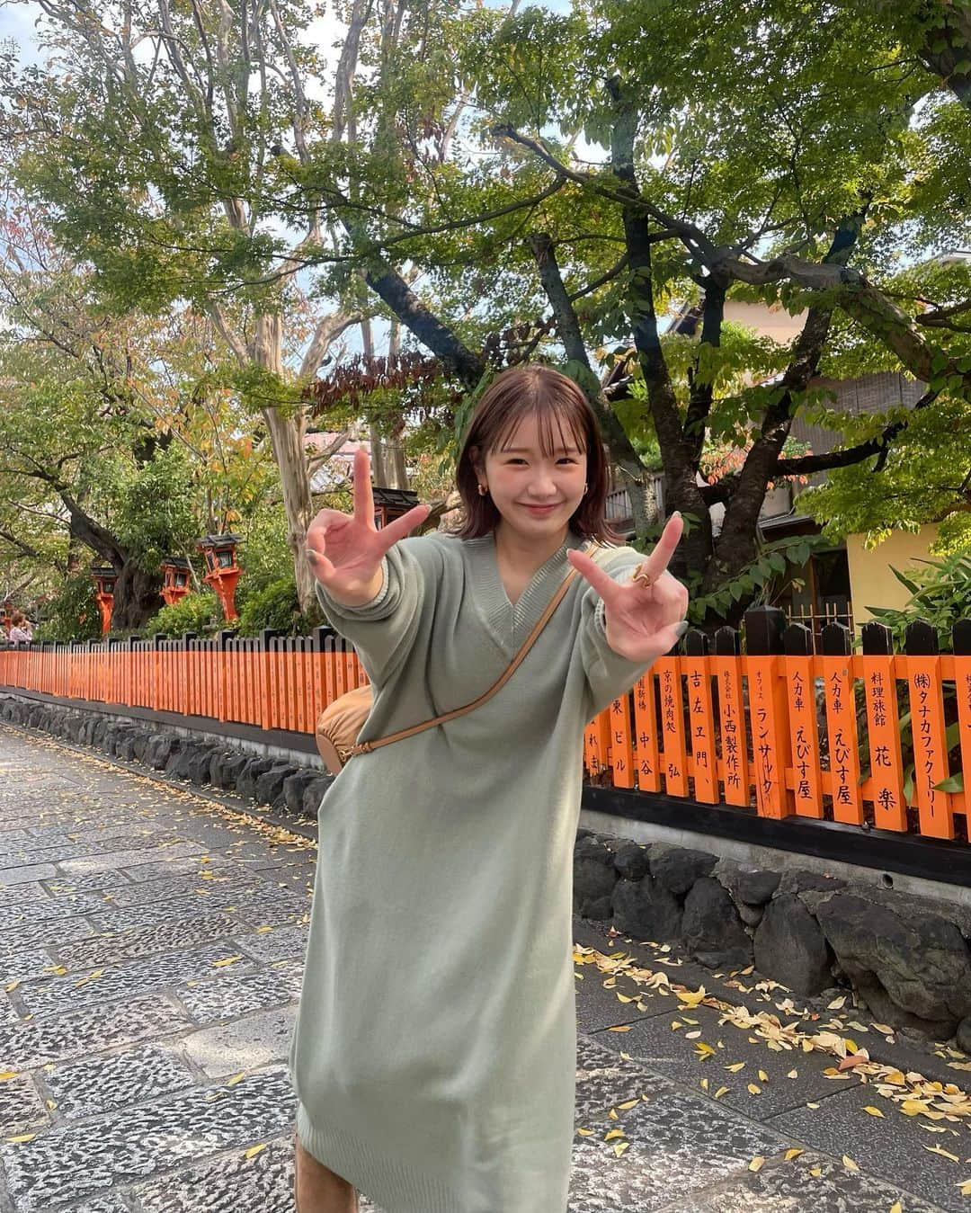 きりまるさんのインスタグラム写真 - (きりまるInstagram)「京都旅行 〜🍵♡ 人生はじめての陶芸に挑戦っ  思ったより難しかったけど 愛情込めてじぶんで作ったお皿で これからご飯食べれる思うと嬉しい〜🍚♡ １ヶ月くらいで色が付いて家に届くらしい！  最後のさいごで 爪ガリってやらかしてしまったけど なんか、そのまま完成になりました。笑 このツメガリのとこがどうなって届くか 気になるところであります ^_^✌🏻  行ったところ沢山あるけん まだまだ投稿しようと思います〜😽🫶🏻  思い出をありがとう〜！  たまたま見つけた陶芸のお店！ お店の方優しくて楽しかった〜🍵 （ @kashogama_pottery_school ）  ひつまぶしも実は人生初で こんなに美味しいもんがあったんや...って 衝撃を受けました 🍲予約して行ったよ！ （ @jisai_kyouman ）  みんなの旅の参考になりますようにっ⛩️ . . #京都#京都旅行#京都陶芸#京都観光#京都デート#京都ごはん#祇園#京都鰻#京都グルメ#京都旅#ひつまぶし#京都駅」11月7日 21時16分 - kirimaruuu