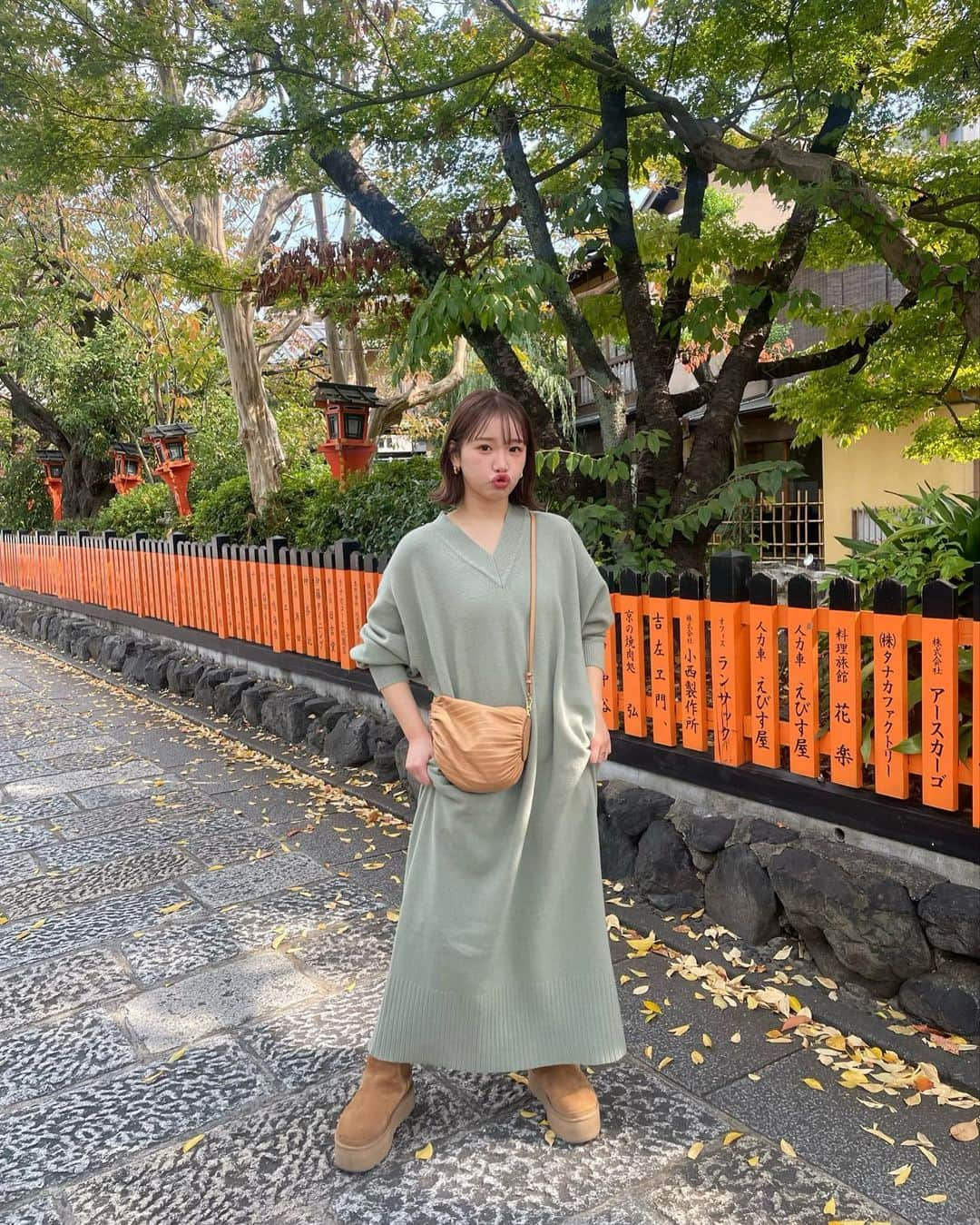 きりまるさんのインスタグラム写真 - (きりまるInstagram)「京都旅行 〜🍵♡ 人生はじめての陶芸に挑戦っ  思ったより難しかったけど 愛情込めてじぶんで作ったお皿で これからご飯食べれる思うと嬉しい〜🍚♡ １ヶ月くらいで色が付いて家に届くらしい！  最後のさいごで 爪ガリってやらかしてしまったけど なんか、そのまま完成になりました。笑 このツメガリのとこがどうなって届くか 気になるところであります ^_^✌🏻  行ったところ沢山あるけん まだまだ投稿しようと思います〜😽🫶🏻  思い出をありがとう〜！  たまたま見つけた陶芸のお店！ お店の方優しくて楽しかった〜🍵 （ @kashogama_pottery_school ）  ひつまぶしも実は人生初で こんなに美味しいもんがあったんや...って 衝撃を受けました 🍲予約して行ったよ！ （ @jisai_kyouman ）  みんなの旅の参考になりますようにっ⛩️ . . #京都#京都旅行#京都陶芸#京都観光#京都デート#京都ごはん#祇園#京都鰻#京都グルメ#京都旅#ひつまぶし#京都駅」11月7日 21時16分 - kirimaruuu