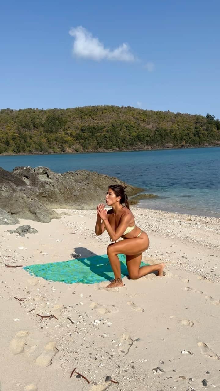 のインスタグラム：「Sendo @academiafoguete até do outro lado do mundo ✨ Faço questão de manter meu corpo em movimento principalmente quando tô viajando… afinal, as viagens fazem parte da minha rotina ☺️ Meu método favorito do meu careca favorito @lapateam   O bom de assinar o foguete é que é baratinho, vc sempre vai encontrar aulas novas, atualizadas, aulas ao vivo em vaaaarios horarios por dia, guia feito pelas nutris.. enfim, é a melhor escolha e um caminho sem volta!  Link com desconto na minha bio 🫶🏽」