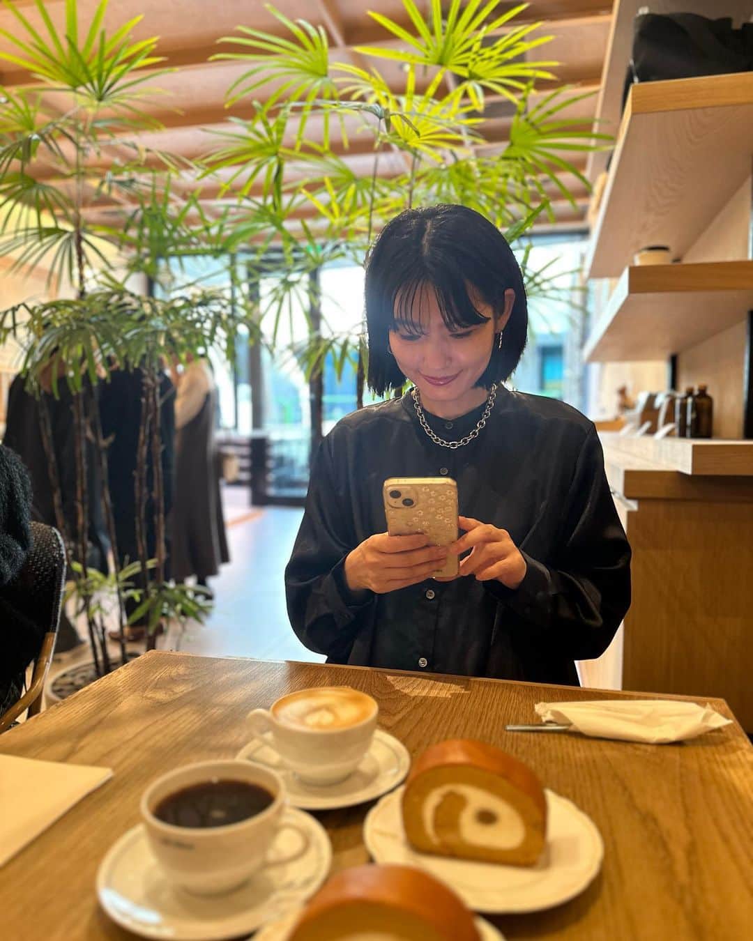 森貴美子のインスタグラム：「キツネコーヒーロールケーキ🦊☕️！美味しかった✨ 夢中で話してあっという間のお茶タイムだったなあ。  ワンピースは　@midiumisolid_official  ネックレスは　@lohmejewelry  ピアスは　@dreamer.tokyo」