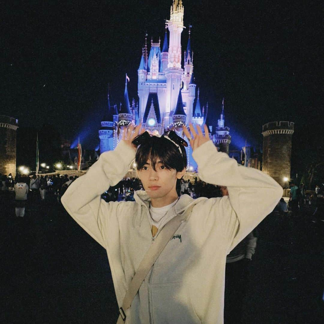 NOA（ノア）のインスタグラム：「念願のTEAM NOAでディズニー行ってきた🏰🌙 楽しすぎて本当に1日が一瞬だった、、 また行きたい🌋」