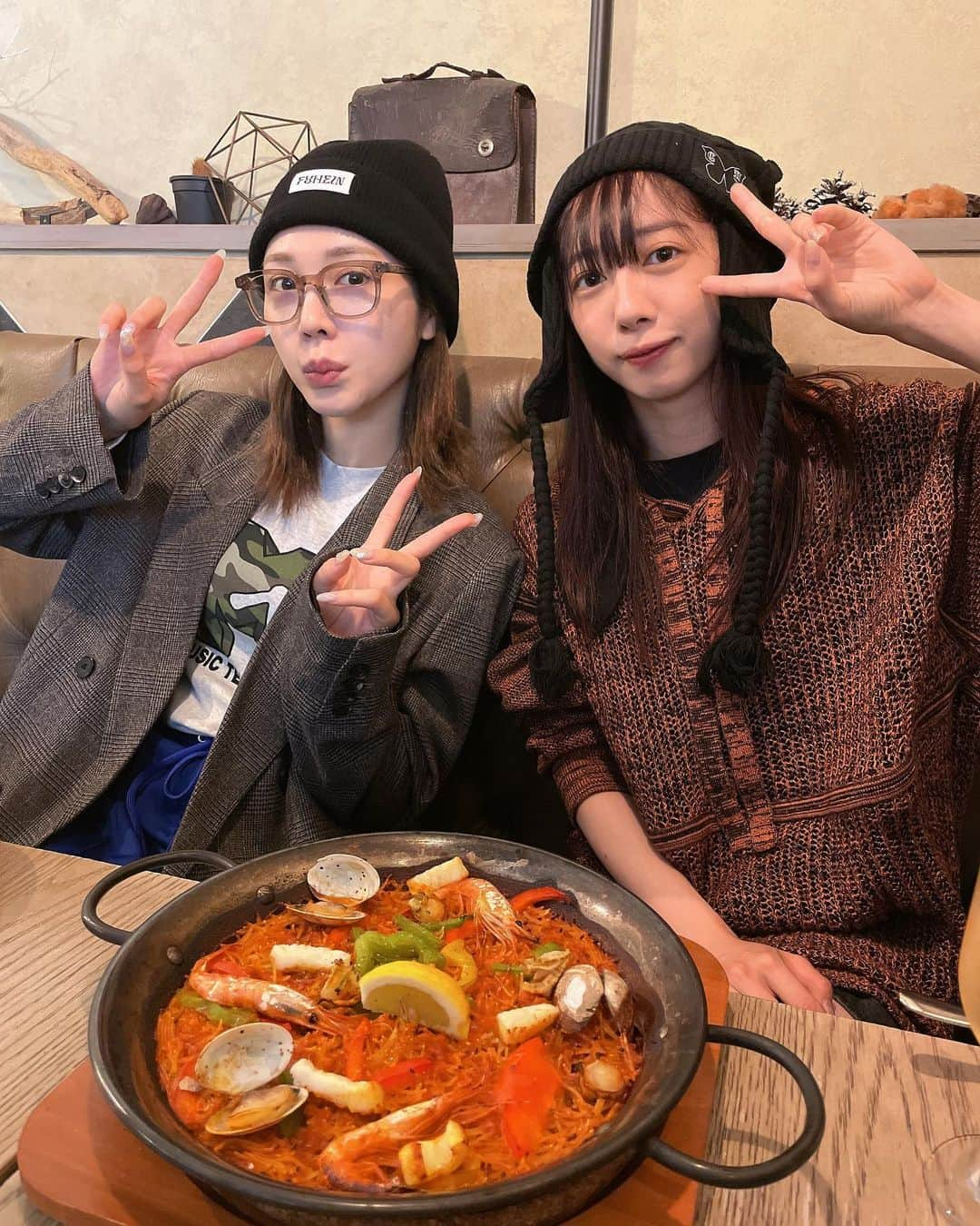 板橋よしえのインスタグラム：「. 古川優香ちゃんと真山りかちゃんとパエリア🥘🍴💕 ずーっとキャンディを着てくれているりかちゃん🥹✨ 展示会に来てくれるたび、ごはんにいこう！と話していて 共通のお友達・優香ちゃんを交えて、ついに実現できたっ☺️❣️ 私立恵比寿中学を牽引しているりかちゃんはとっても気遣いやさん！話していると、いろいろな経験を重ねてきたからこその包容力の深さを感じる🥹✨ おなじみ優香ちゃんはこの日も気取らずサバサバ、いろんな話をしてくれて楽しかった☺️ @ricafrosh.official リブランディングおめでとうだよ‪💄✨ ますますリカフロッシュのファンの輪が広がりますように‪🧡‬‪」