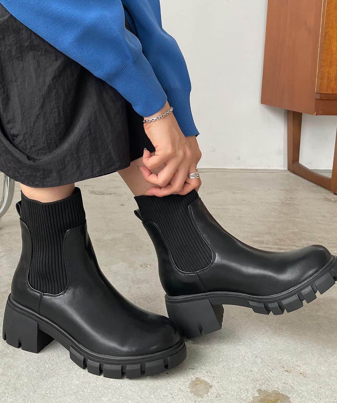 210nouve トゥージュヌーヴのインスタグラム：「NEW ITEM... 🏷  ➖➖➖➖➖➖➖➖➖➖➖　 #トラックソールソックスブーツ  #210nouve #トゥージュヌーヴ #210NOUVE #fasion #coordinate  #Autumn #カジュアル #大人コーデ#カジュアルコーデ  #トレンドファッション #プチプラ#プチプラコーデ #2023aw #新作 #ブーツ #ブーツコーデ ————————————————————— NEW  item入荷中 —————————————————————」