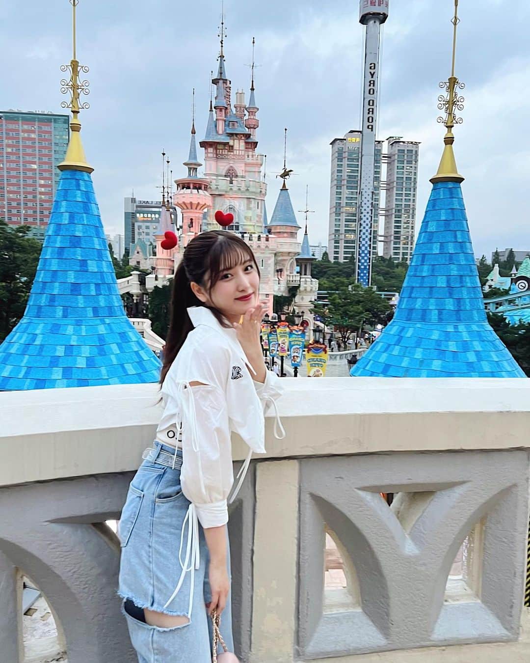 のインスタグラム：「ロッテワールド 롯데월드🎢  楽しすぎて急遽次の日も行った😆  最後のはちょっぴりおふざけモード。🐘」
