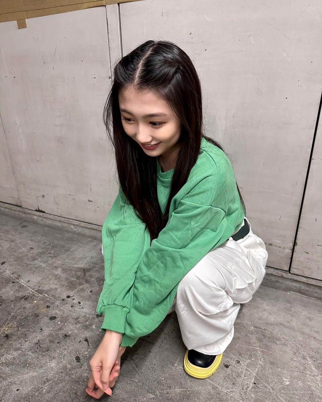 塩月希依音さんのインスタグラム写真 - (塩月希依音Instagram)「スポーティーファッションは好き？💚  Do you like sporty fashion?  Apakah Anda menyukai busana yang sporty?  #code#コーデ#fashion #ファッション#スポーティー#スポーツ#スポーティーコーデ #スポーティー女子 #カーゴパンツ #トレーナー#ミニ丈#green#グリーン#緑#jk#ljk #05 #05년생 #05line #fyp」11月7日 21時20分 - keito.shiotsuki