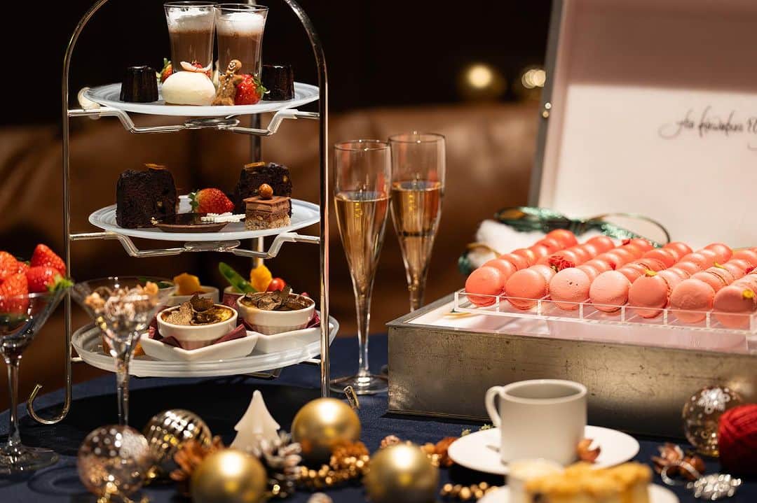 THE KAWABUN NAGOYA | 河文さんのインスタグラム写真 - (THE KAWABUN NAGOYA | 河文Instagram)「. Xmas Afternoon tea..💫🎄🫖  2023年のクリスマス期間には、 初めての『Xmas Afternoon tea』を開催します！✨  12月22日(金)〜12月25日(月)開催ですので、 平日お休みの方も、普段のアフタヌーンティーに来られない 週末がお休みの方にもお楽しみいただけます🥂 Xmasらしい、心ときめくアフタヌーンティーでございます🤍  クリスマスカラーのマカロンは、なんと食べ放題！🍓 ピンクのグラデーションが美しく、 特別感を一層演出してくれること間違い無しです📷✨ ＿＿＿＿＿＿＿＿＿＿＿＿＿＿  【乾杯】  苺のシャンパンカクテル  ※ノンアルコールもございます。   ・Xmasアフタヌーンティースタンド 3段 （セイヴォリー1段・スイーツ2段）   ・フレッシュの苺🍓 （贅沢にそのままお楽しみいただきます）   ・Xmasマカロンブッフェ (好きなだけお召し上がりいただけます！✨)  ・特製スコーン ( バニラ/チョコチップ )   ・KAWABUN人気のトリュフ&チーズ フレンチフライ   + カフェ フリードリンク ＿＿＿＿＿＿＿＿＿＿＿＿＿＿  ■12月22日(金)〜12月25日(月) ■カフェOctagonにて12時からスタート ■¥8,000-(税込サ別)  @thekawabunnagoya  ⇧ プロフィールページ内、『instabio』のリンクから 「レストラン予約」へお進みください🔗 予約時、カテゴリーは【バー】をお選びください📱  ＿＿＿＿＿＿＿＿＿＿＿＿＿＿  土日は特に残席が少なくなってきています🔥 是非、お早めにご予約くださいませ✨🫎🎄  #thekawabunnagoya #ザカワブンナゴヤ #河文 #カワブンナゴヤ #カワブン名古屋 #名古屋アフタヌーンティー #アフタヌーンティー巡り  #ヌン活 #クリスマスアフタヌーンティー #苺スイーツ #マカロンタワー #栄カフェ」11月7日 21時22分 - thekawabunnagoya
