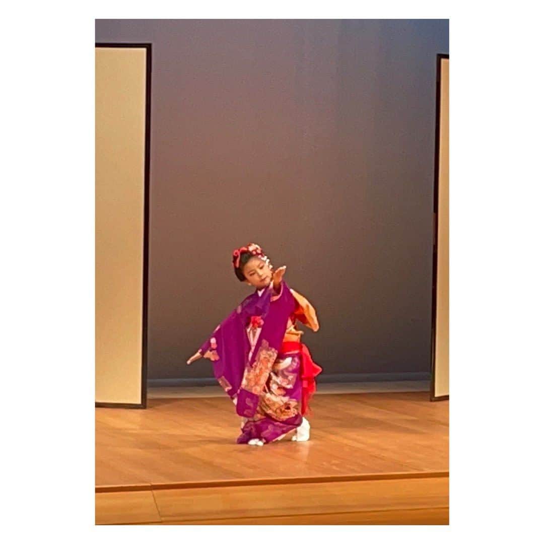 笹峯愛のインスタグラム：「姪っ子の日舞、初ステージ。  多少の失敗はありつつも 観ている人にはわからないレベル。 年長さんで、これだけできればハナマル！  更に、指先まで美しいではないか！！  あいちゃんは大満足です。 ↑おばちゃんとは呼ばせてません。  間もなく101歳の祖母も、姪っ子の動画を見ようと 目を見開いてた様子が、母から送られてきました。  祖母は歌や踊りが好きで、私が芸能界に入ったのも 祖母の影響が大きかったと思います。  なんてステキなひいおばあちゃん孝行。  どの子もみんな、有り難いばかりです。」