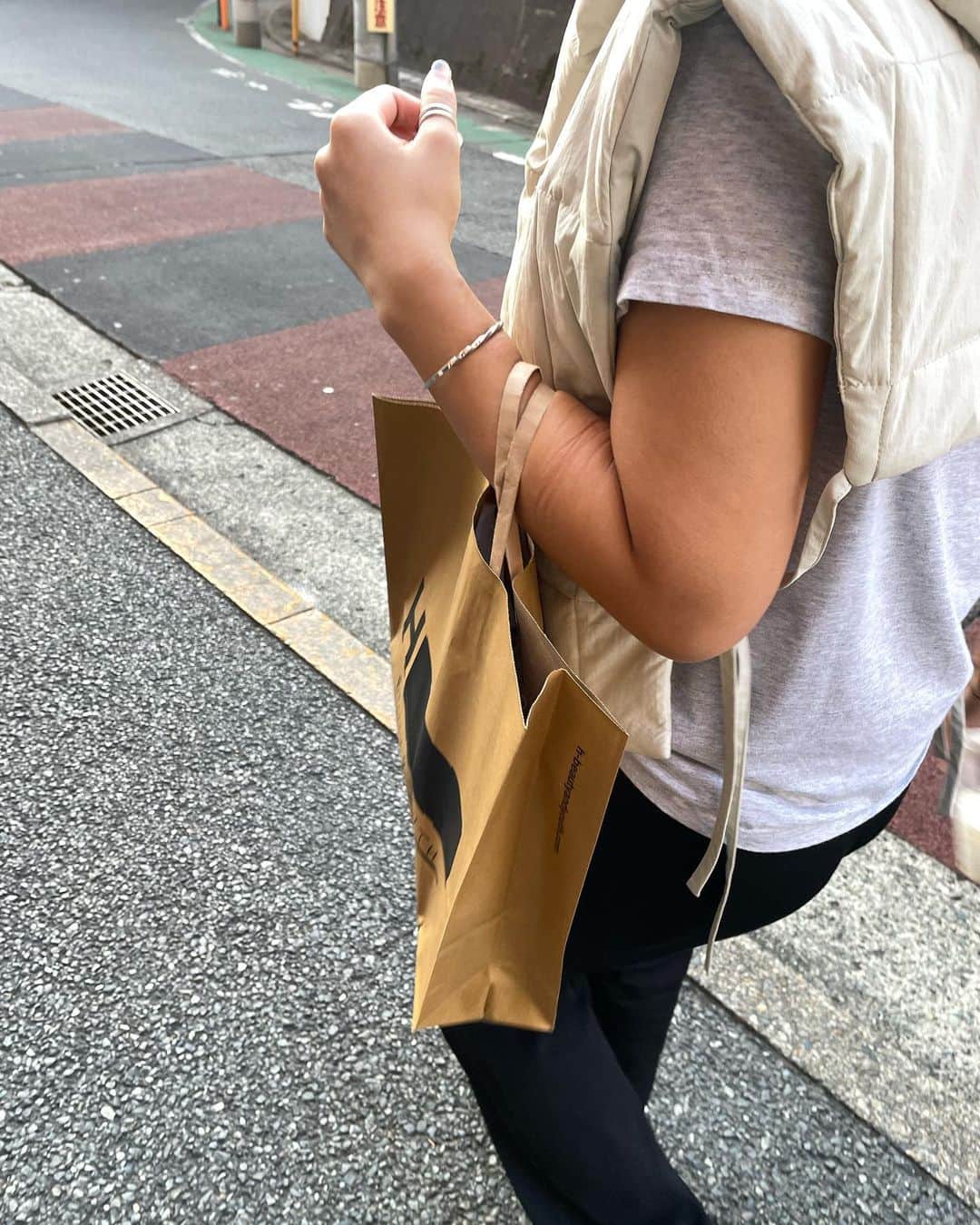 松本瞳さんのインスタグラム写真 - (松本瞳Instagram)「週末まったり🕊 . 1,2 Ungridのデニム、届いたので早速☺️👟🧡 yellow cafe美味しいです~ 3,4 散歩とクッキーとショッピングと（2万歩歩いた🥹」11月7日 21時32分 - hitomi.mats