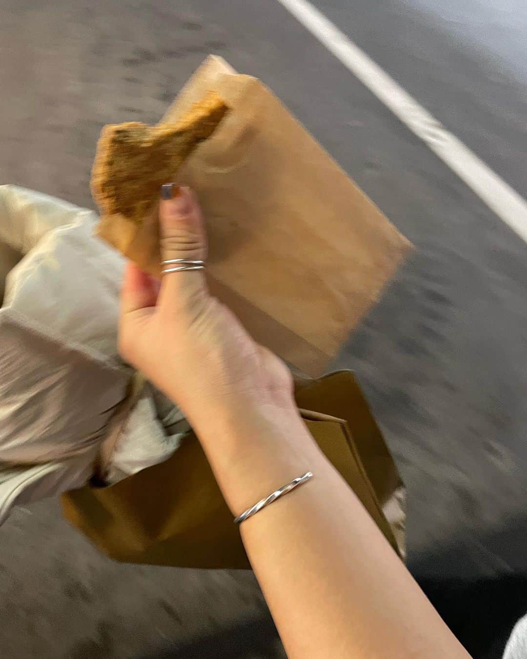 松本瞳さんのインスタグラム写真 - (松本瞳Instagram)「週末まったり🕊 . 1,2 Ungridのデニム、届いたので早速☺️👟🧡 yellow cafe美味しいです~ 3,4 散歩とクッキーとショッピングと（2万歩歩いた🥹」11月7日 21時32分 - hitomi.mats