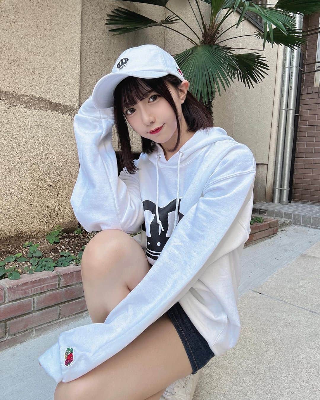 萩田ここのインスタグラム：「🐶👟 ⠀⠀⠀⠀⠀⠀⠀⠀ iSPY✖️FRUIT OF THE LOOM🍎 ⠀⠀⠀⠀⠀⠀⠀⠀ コラボとコラボアイテムが発表されました‼︎ シンプルなデザインにFRUIT OF THE LOOMさんのロゴのワッペンがワンポイントで可愛いんだよ♡ ⠀⠀⠀⠀⠀⠀ 私は白パーカーと白キャップコーデで撮影〜 楽しかったしアパレルコラボ嬉しい＾＾🤍 予約も始まっています🤝🏻💫 ⠀⠀⠀⠀⠀⠀ 是非GETしてねっ❕メンバーとお揃いしよ☺︎ ⠀⠀⠀⠀⠀⠀ We're having a brand apparel collaboration with 'FRUIT OF THE LOOM'🍌 All the items are very cute, please check them out☺️」