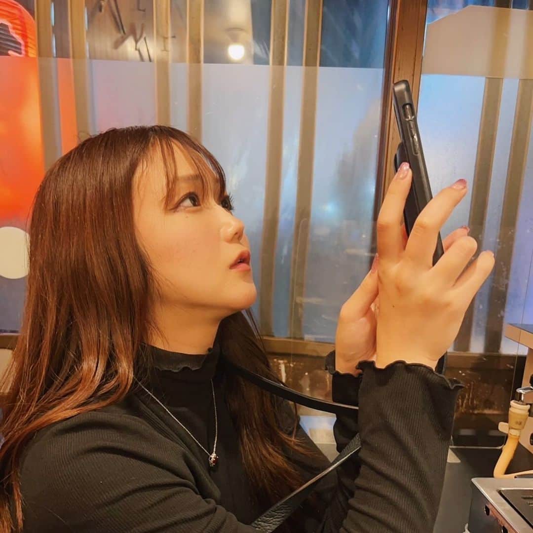 藤田早希のインスタグラム：「だいじーに消えないように ラミネートしたらサイン消えそうで泣いてる。(きも 体重昔と変わっとらんし、人の気持ちや考えも難しい。 頑張ってお金で買えるものはあっても 本当に欲しいものはお金を出しても手に入らない🤷🏻‍♀️ ま、その過程が楽しいのか😇 何の話であろうか。. . . .」