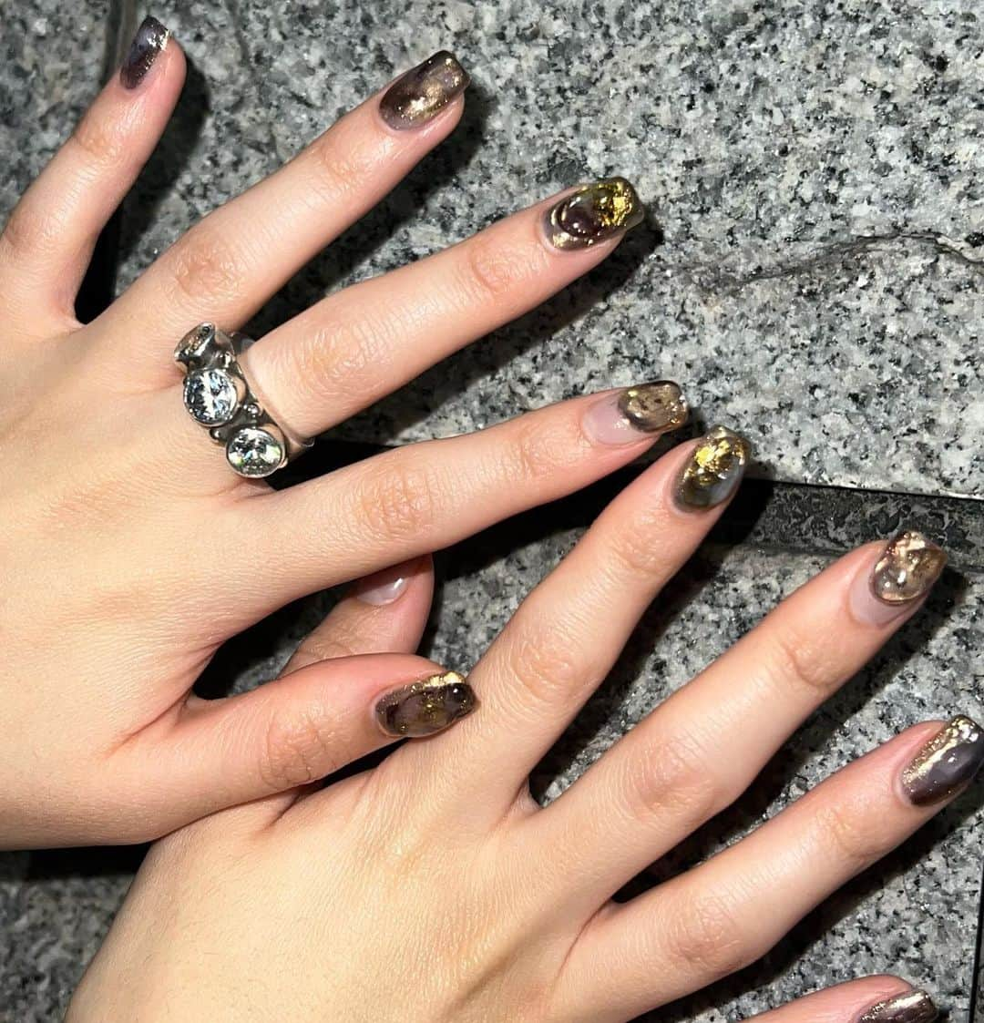 正本レイラさんのインスタグラム写真 - (正本レイラInstagram)「New nail🪐 久々デザイン‼︎かわいくてお気に入り🤍 ハロウィンの日に新しくしたの笑  チタネイル塗ったから爪を守りながらジェルネイルできた:)  #チタネイル　#TITANAIL #PR」11月7日 21時25分 - leilaazjp