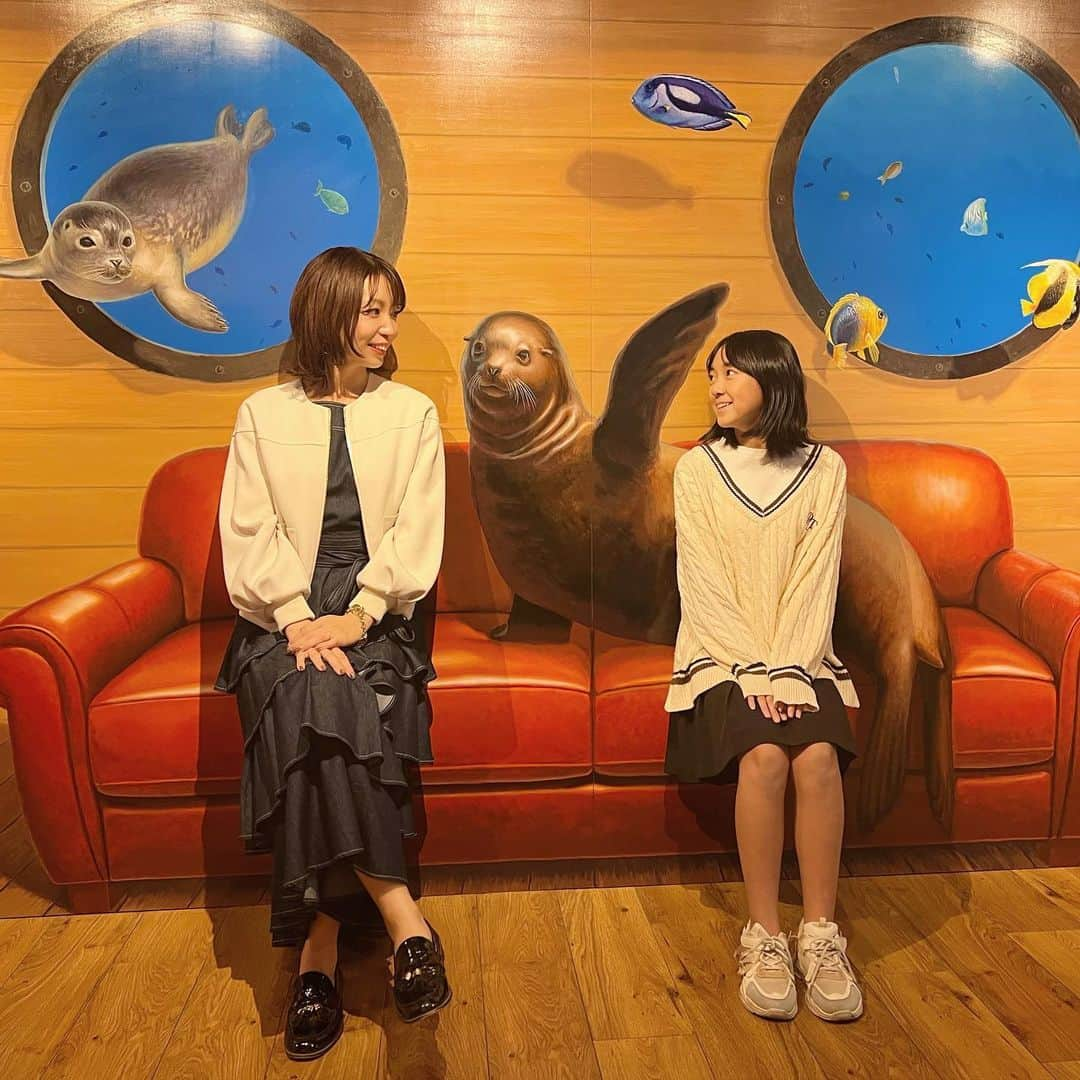 筧沙奈恵さんのインスタグラム写真 - (筧沙奈恵Instagram)「娘とデート♡ ・ トリックアートが大好きな娘と、横浜のトリックアートクルーズへ🚢 ・ 2人で交互に写真を撮ったり2人で写って盛り上がったり、楽しかった😍 ・ その後はエッグスンシングス　@eggsnthings_jp でパンケーキ🥞 ・ タイプが似ている娘とは、思考のクセや行動パターンが似ていて、おもしろいしラク。これから難しい時期もあるかもしれないけれど、大人になってもこうして2人でお出かけを楽しめる親子になりたいな😊 ・ #トリックアート　#トリックアートクルーズ　#横浜　#横浜観光 #子連れ横浜　#エッグスンシングス　#パンケーキ　#親子　#母娘」11月7日 21時27分 - sanaekakei