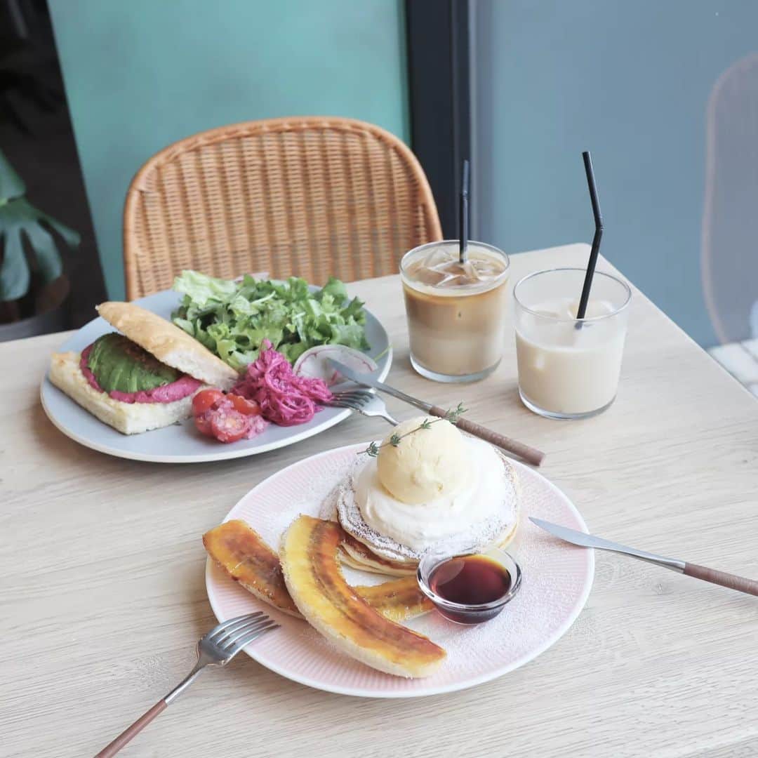 Eri Satoのインスタグラム：「【☕na cafe/新豊洲☕】 · チームラボに行った時に寄った 新豊洲のカフェ @na.cafe1119 · 私はお野菜たっぷりのプレートにしたよ😋 はるかちゃんはパンケーキ バナナが美味しそうだなって横目で見てた🤣💞 · 〒135-0061  東京都江東区豊洲５丁目１−６ ダイエー豊洲店の中 · ⏲10時00分～18時00分 最寄り·新豊洲駅 · · #nacafe#新豊洲#新豊洲カフェ #パンケーキ#さとえりCAFE」