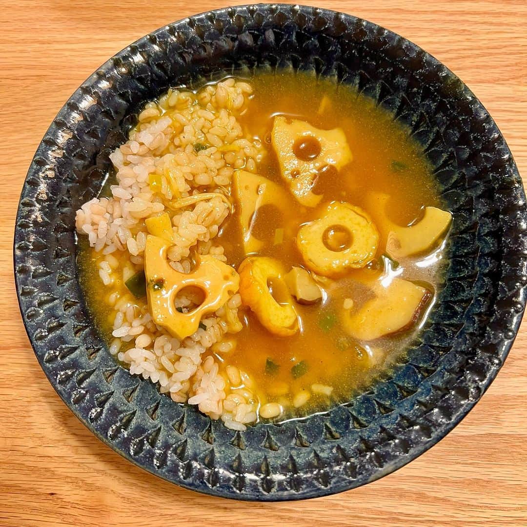 竹井亮介さんのインスタグラム写真 - (竹井亮介Instagram)「2023年11月7日。 カニカマ玉丼 と ちくわときのことレンコンのスープ。 からの、スープの味がイマイチだったため、味変した、上のスープを味変したスープカレー。 #とっつぁん料理」11月7日 21時29分 - takeiryosuke