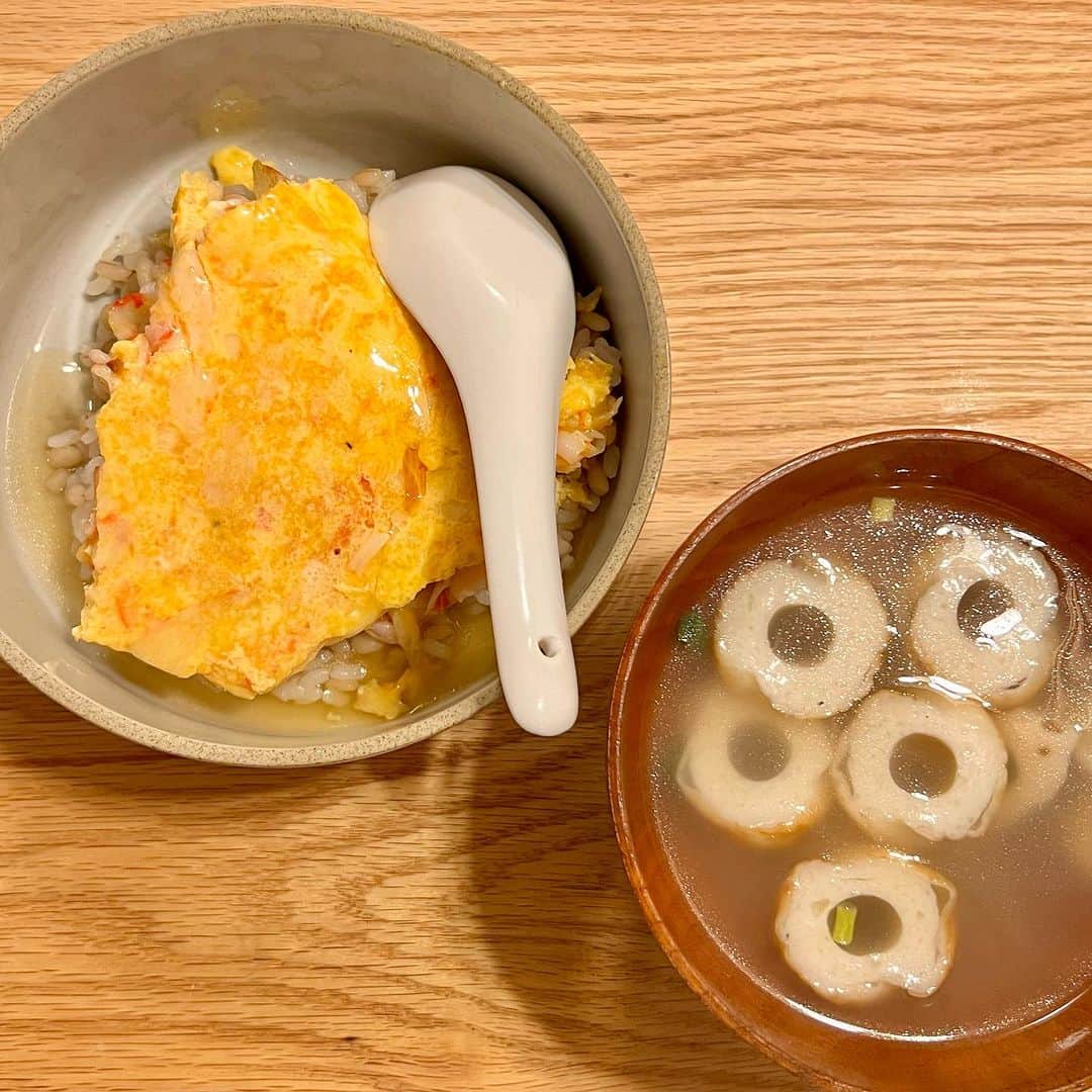 竹井亮介のインスタグラム：「2023年11月7日。 カニカマ玉丼 と ちくわときのことレンコンのスープ。 からの、スープの味がイマイチだったため、味変した、上のスープを味変したスープカレー。 #とっつぁん料理」