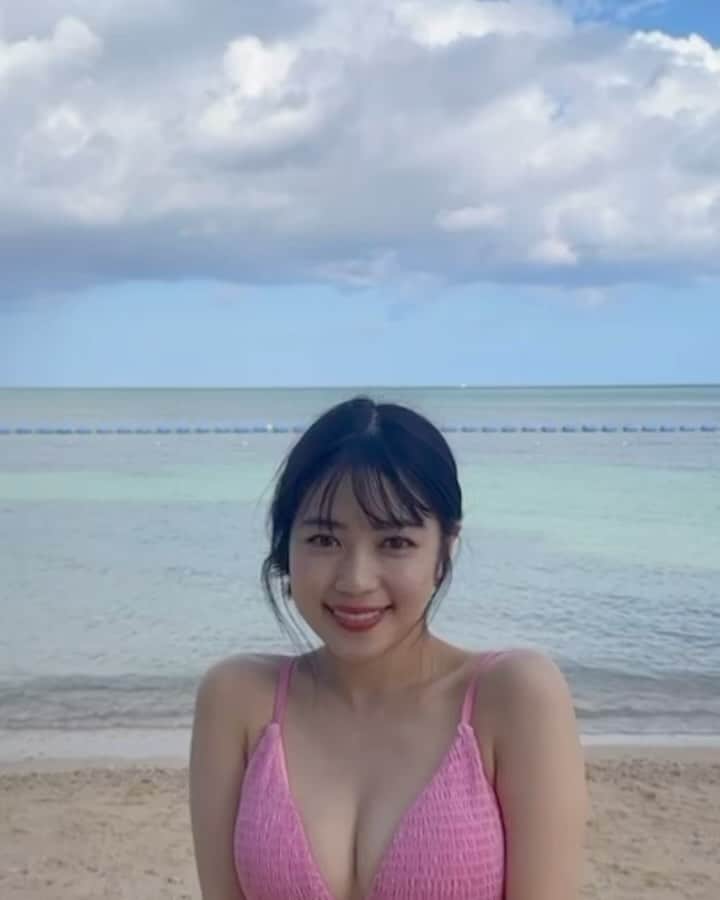 mizukiのインスタグラム：「沖縄の思い出の写真いろいろ🐚 毎年この季節になるとおばあちゃん、母、叔母、私で訪れている沖縄。 一年に一度しかこうして集まらないんだけどやっぱり家族...落ち着きます☺️ きれいな透き通った海をみて、美味しい沖縄そばを食べてたくさんパワーチャージできた🌊❤️‍🔥 また来年もこうして。必ず来ようね！ ㅤㅤㅤㅤㅤㅤㅤㅤㅤㅤㅤㅤㅤ #沖縄#沖縄旅行#家族旅行#水着コーデ」
