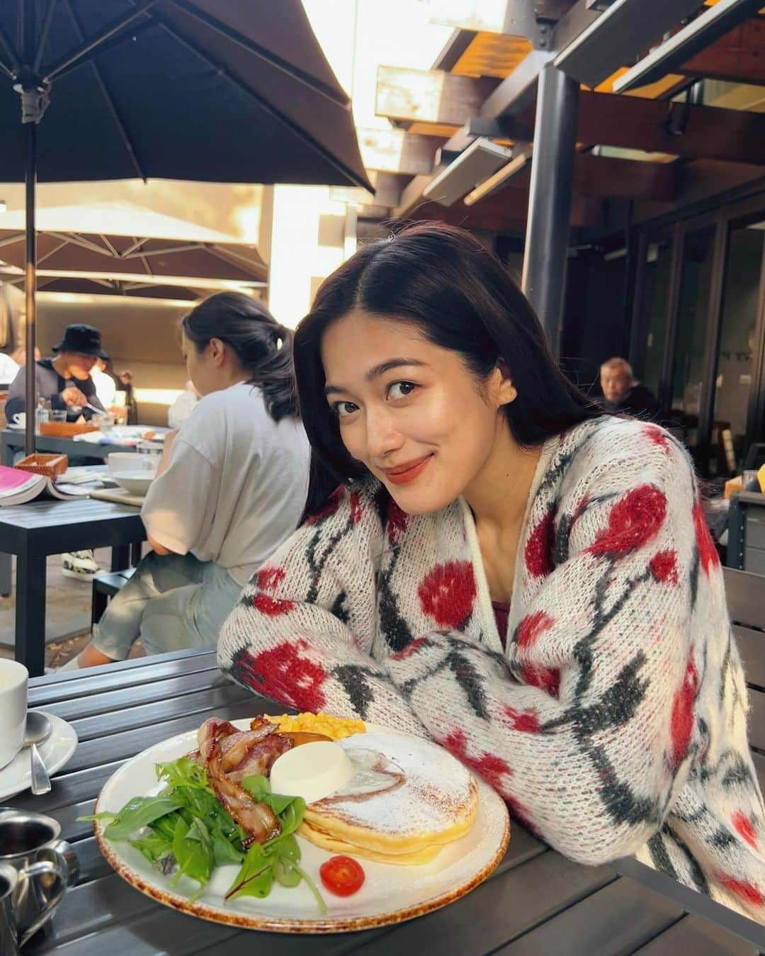 安田愛音さんのインスタグラム写真 - (安田愛音Instagram)「. 朝からパンケーキ🥞🍽️ 幸せな休日だった😌  珍しく柄物💐  本当に暖かすぎて、冬服着れない🤣 もはや今日は半袖だった🙃笑  #カーディガン #カーディガンコーデ #代官山カフェ #東京カフェ #ivyplace  #渋谷カフェ #テラスカフェ」11月7日 21時29分 - ainee.y