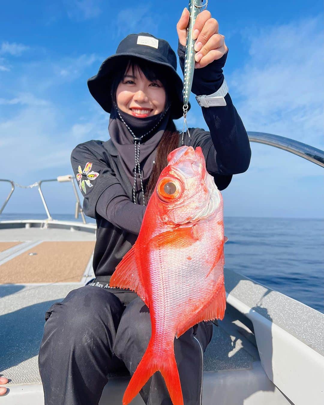そらなさゆりのインスタグラム：「⁡ 　 ⁡ 高知ではナンヨウキンメも釣れました(^^) 食べるの楽しみ♪ ⁡ 炙りと煮付けにしようかなぁ〜✨ ⁡ ⁡ @ディープライナー（高知県室戸市） ⁡ ⁡ 【タックルデータ】 ロッド:ディープライナー ロジカルプライム50 #4 リール:ディープライナー テラ ライン:とある2.5号 リーダー:とあるフロロ12号 フック:ツインパイク3/0 ジグ:ディープライナー スパイコブラ450g ⁡ メジャー:ハピソン計測メジャー ⁡ 【ウエアデータ】 ハット:サンライン フェイスカバー:シップスマスト シャツ:ディープライナー レイン下:ダイワ アームカバー:シップスマスト デッキブーツ:ダイワ ⁡ ⁡ ⁡ #釣り #fishing #ナンヨウキンメ #ディープライナー #スロージギング  #deepliner #hapyson #shipsmast #sunline #daiwa」
