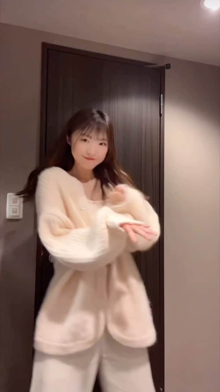 のインスタグラム：「＊ 最強の推しっ👍🏻  #鈴木愛理 さん #最強の推し #あなたは私にとって最強の推し  #推しダンスチャレンジ  #oshi_dancechallenge  毎週ドラマで推し様を拝める幸せを噛みしめています！」