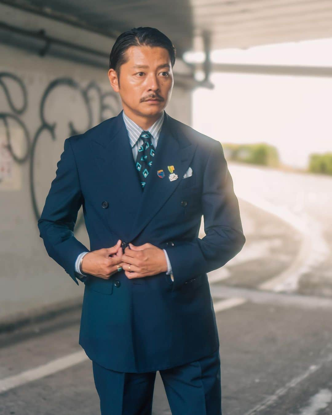 高田朋佳さんのインスタグラム写真 - (高田朋佳Instagram)「Suit style. 背広散歩以来タイをする機会が増えたな 今日は少し堅いミーティングがあったのでスーツを シャツは今作っている @wearlness のオリジナル  #wearlness #salondewearlness #mensstyleguide #suitstyle」11月7日 21時40分 - tomoyoshi_takada