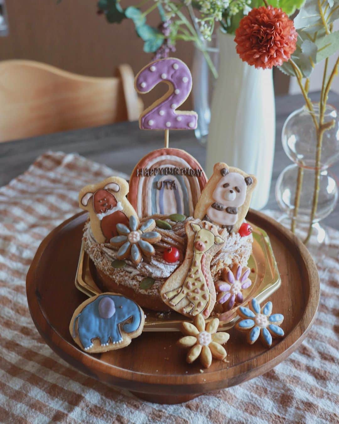のインスタグラム：「_ 今年もアイシングクッキーは あやかにお願いした🍪🤍  動物が大好きな詩珠👧🏽  2歳の🍪は特に好きな動物に🐶🐼🐘🦒 (🐬と🐧も大好きやけど今回は陸の動物にw)  プリンセス👸(ラプンツェルとアリエル)も 大好きやからめちゃくちゃ迷ったけど 来年も好きそうやしやめた（笑）  🎂は家の近くの @patissrie_clientele のモンブランタルトで 飾り付けしてみたよ！  クッキー🍪見たらめっちゃ喜んでて 甘いものは「甘いの嫌や」って いつも言うけど、🍪は食べてた😌🤍  パンダさんいただきまーす とか言いながら食べてた😂😂  ほんま可愛すぎて美味しいし いつもありがとう🌼  @ayachaaan1018   ちなみに👧🏽は🎂は食べへんから 私が1ホール食べた←  #綾花ログ」