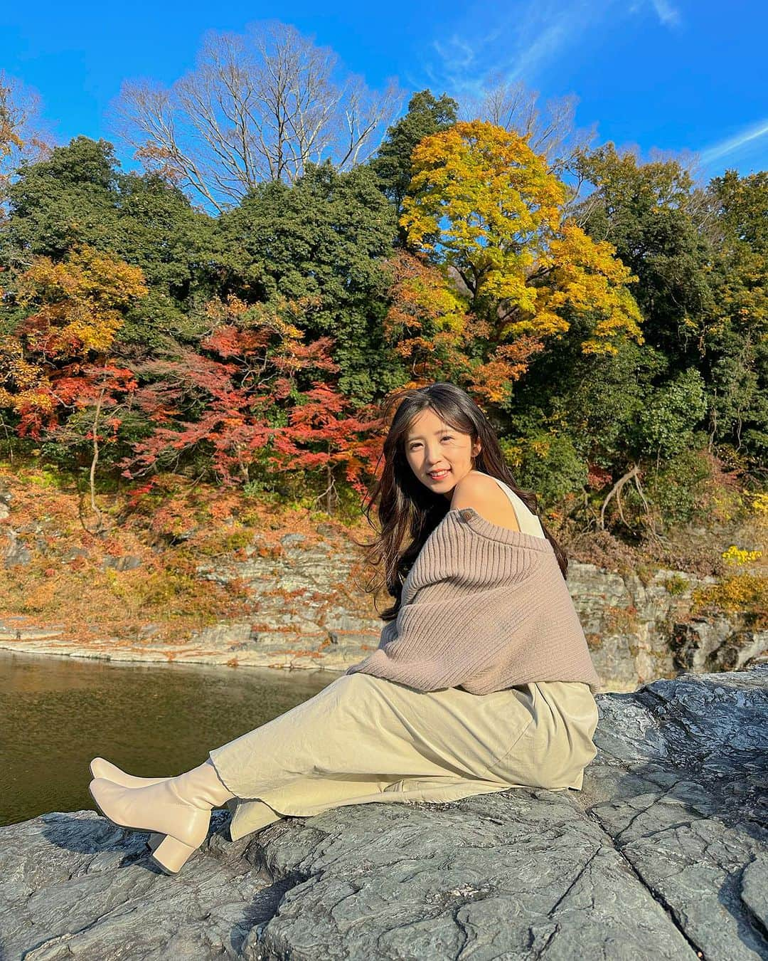 めいのインスタグラム：「🇯🇵Japan 美しい秋の瞬間  ・ ・ ・　 ・ ・ ・  —  #instapic#日本#紅葉#寫真#portrait#사진#楓葉#autumn#커피#ポートレート#japanesegirl#写真集#japan#photo_jpn#荒川#섹시#photo#写真部#フォロー#撮影#model#view#長瀞 #tokyo#follow#portraitsedition  日本隱藏版的楓葉景  無敵美🍁🍂」