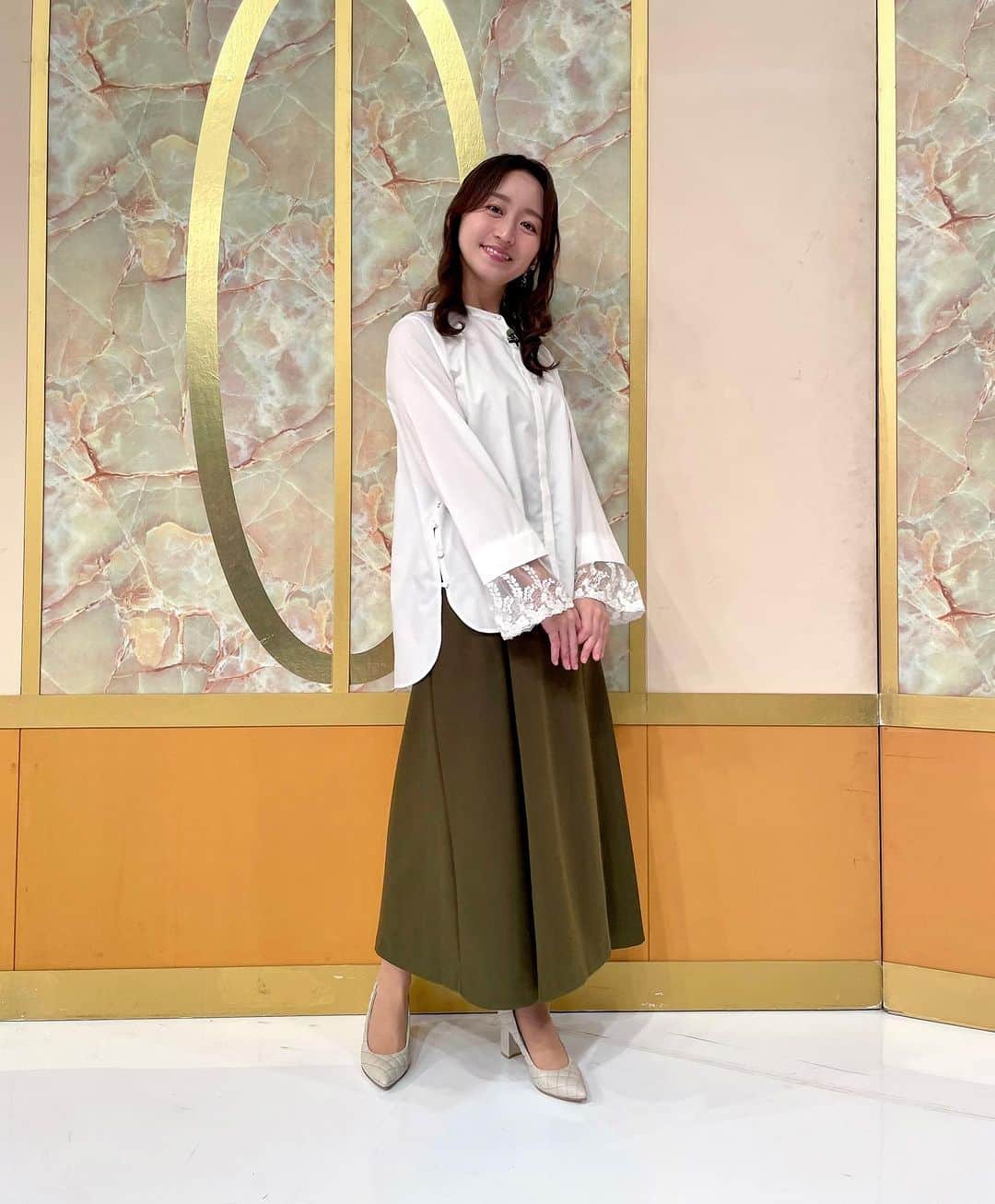 のインスタグラム：「遅くなりました。 なんでも鑑定団、放送中です！ 袖のレイヤード風レースが可愛かったです☺️  ① Tops&Skirt #cohina  Jewelry&Hair ornaments#mignondebijoux (ミニョンドゥビジュー) Shoes #ダイアナ  ② One-piece #doublefacetokyo Jewelry&Hair ornaments #mignondebijoux (ミニョンドゥビジュー) Shoes #ダイアナ  #開運　#なんでも鑑定団」