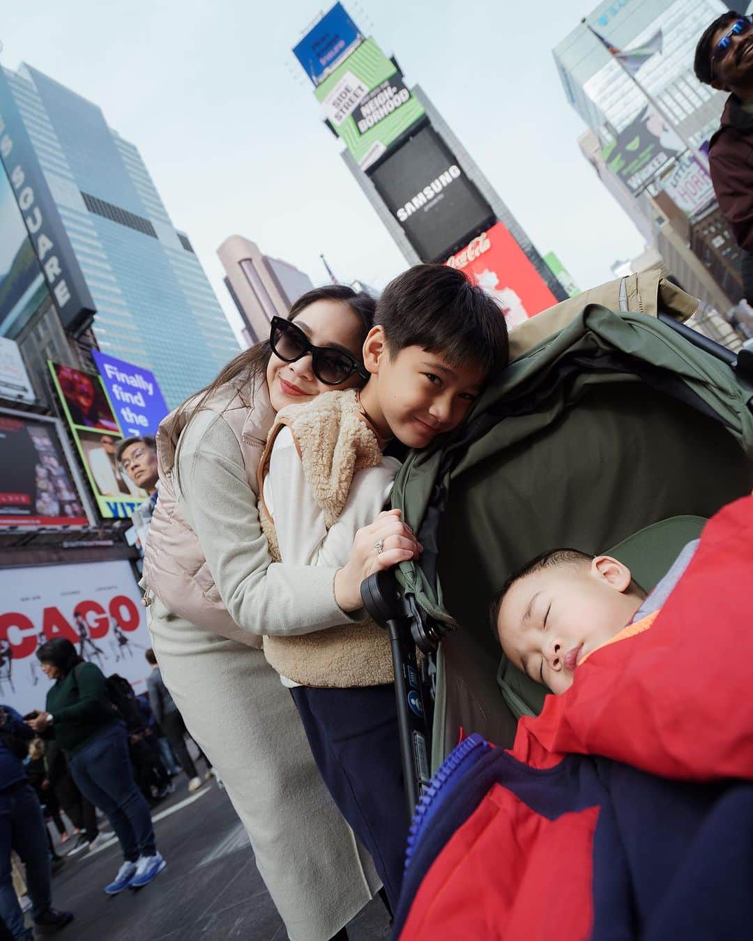 Raffi Ahmadさんのインスタグラム写真 - (Raffi AhmadInstagram)「Happy in Times Square New York 🇺🇸 Dingin Dingin Sejuk ❤️」11月7日 21時37分 - raffinagita1717