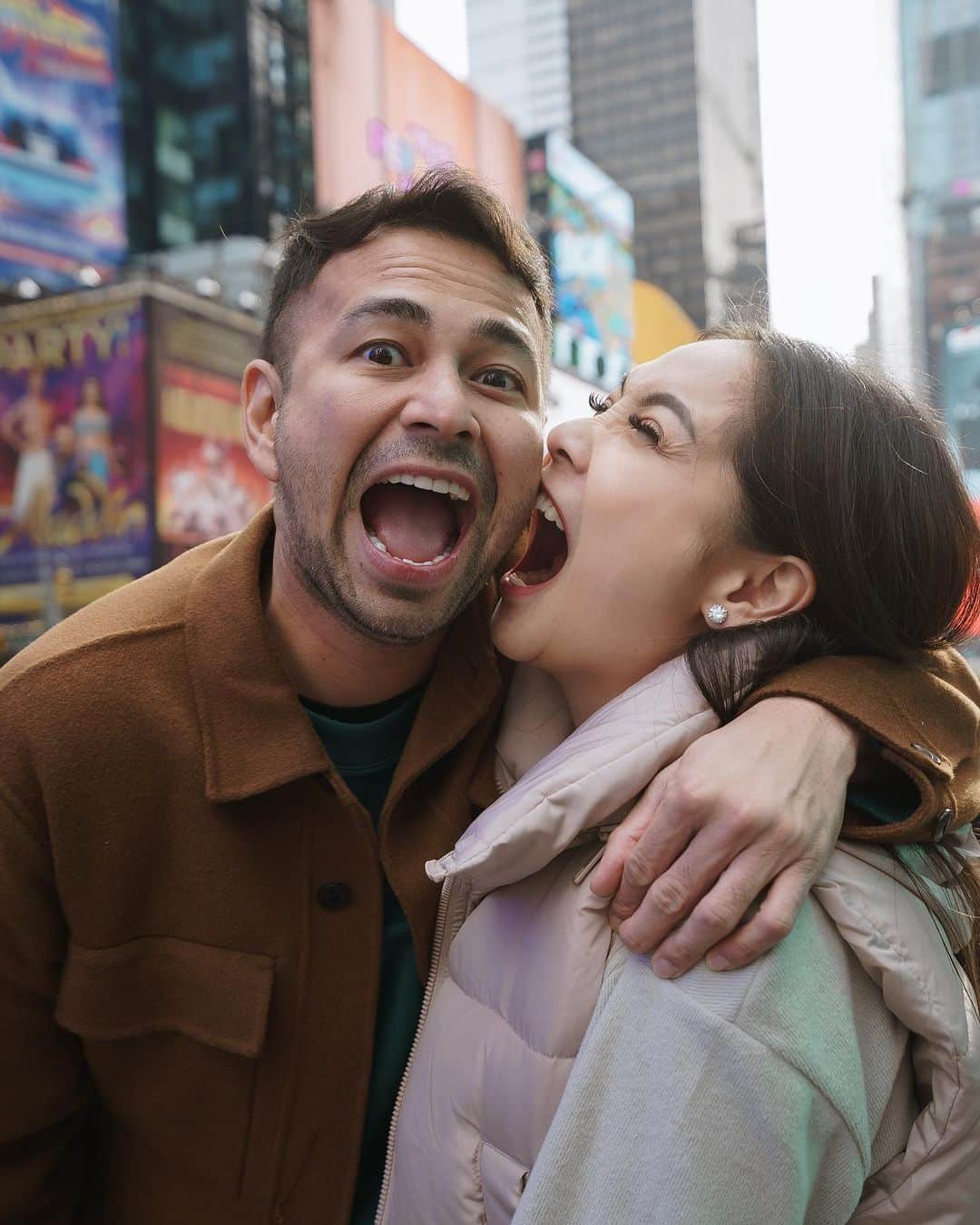 Raffi Ahmadさんのインスタグラム写真 - (Raffi AhmadInstagram)「Happy in Times Square New York 🇺🇸 Dingin Dingin Sejuk ❤️」11月7日 21時37分 - raffinagita1717