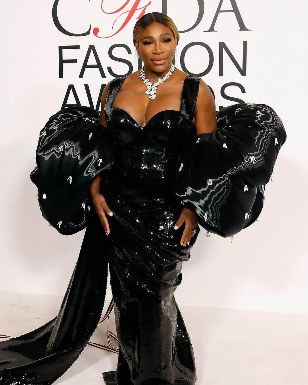 ELLE Magazineさんのインスタグラム写真 - (ELLE MagazineInstagram)「#SerenaWilliams, #AnneHathaway, #WillyChavarria, and more stepped out for last night's star-studded CFDA Fashion Awards. Head to the link in bio to see the full list of honorees.」11月7日 21時37分 - elleusa