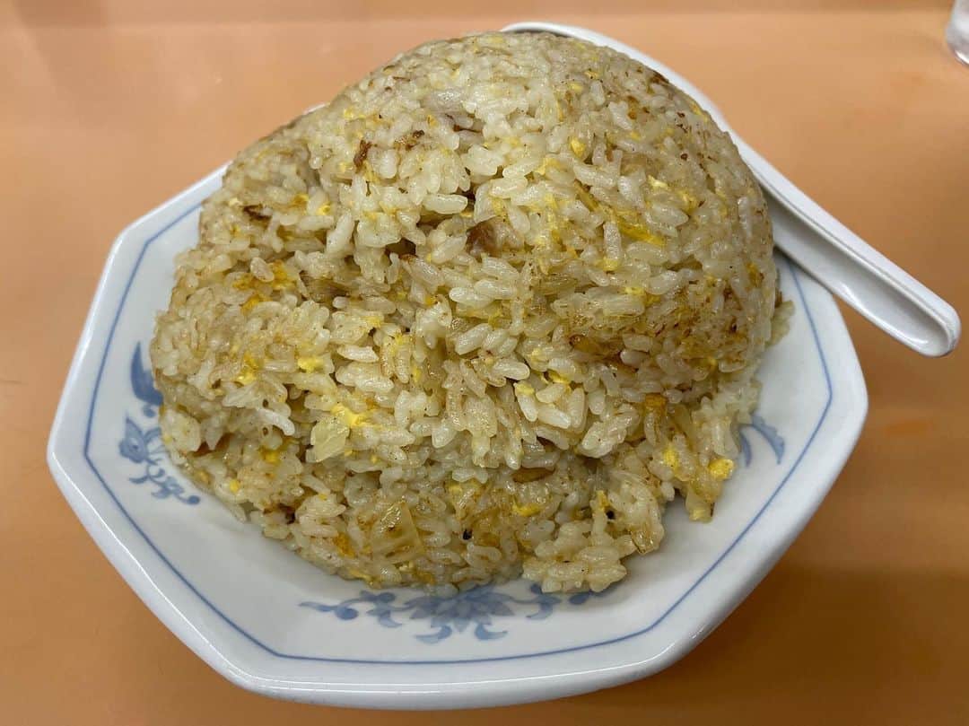 モリスのインスタグラム：「小ぶりなスイカくらいあるデカ炒飯 そしてラーメンのセット  #夜仲そば #チャーハン #炒飯 #ラーメン #ラーメン炒飯セット」