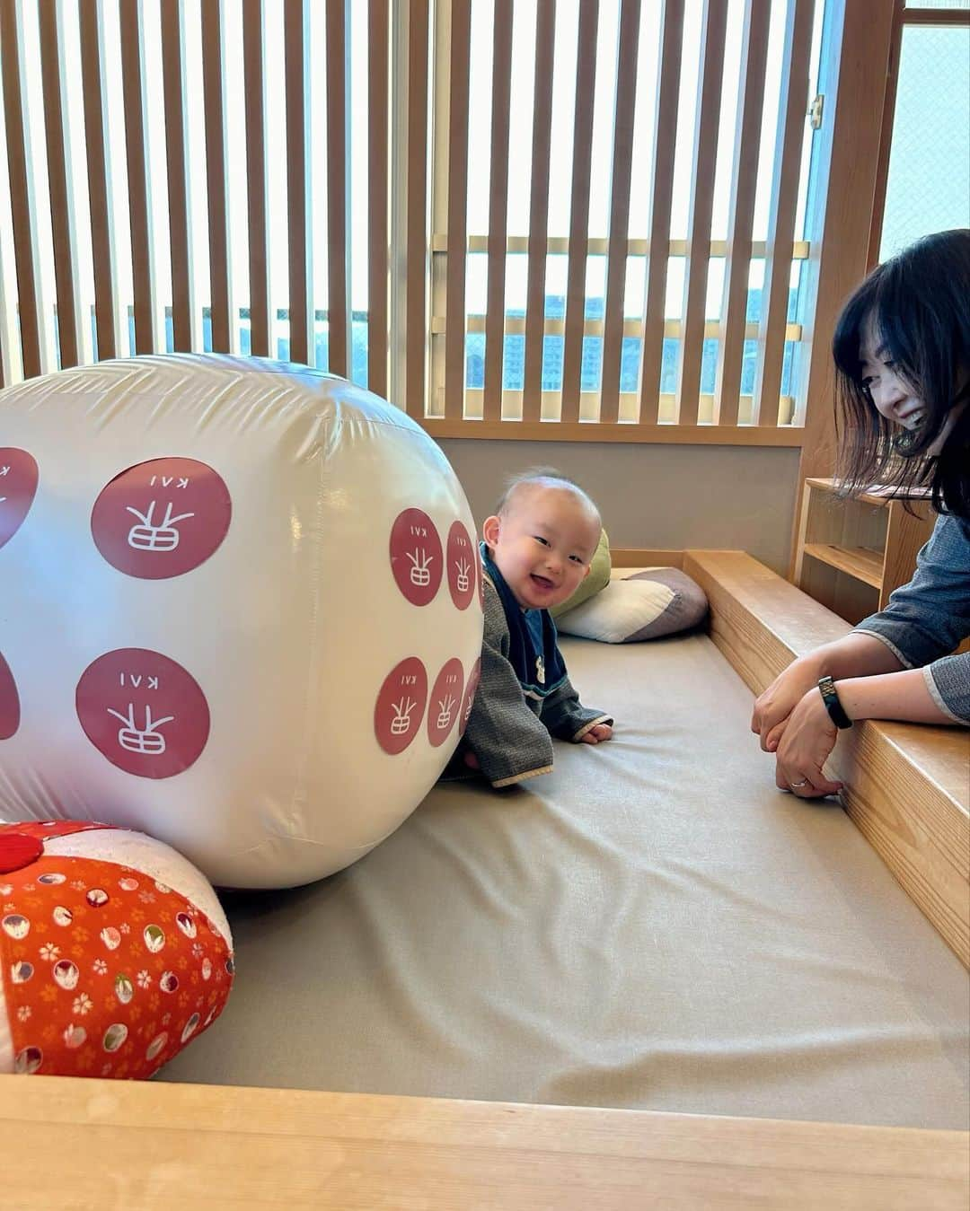 篠原菜月さんのインスタグラム写真 - (篠原菜月Instagram)「母と👶👶との写真、なかなかないから嬉しい♡ 界 伊東では三世代家族で泊まれる特別和室に泊まりました。 伊東の伝統工芸、つるし飾りがかわいい✨ お土産でも買っちゃいました！ ⁡ 子供が遊べる空間や卓球台、「思いだすごろく」もあり家族でゆっくり楽しめました👨‍👩‍👧‍👦✨ 母と卓球の試合できたのも思い出笑 ⁡ ⁡ @hoshinoresorts.kai  ⁡ ⁡ #PR#家族旅行#温泉旅行#温泉旅館#星野リゾート#界伊東#伊東観光#伊東温泉#三世代旅行#三連休#子連れ旅行#双子育児#双子ママ#男女双子#hoshinoresorts#kai#onsen#travel#trip#twins」11月7日 21時38分 - natsukishinohara