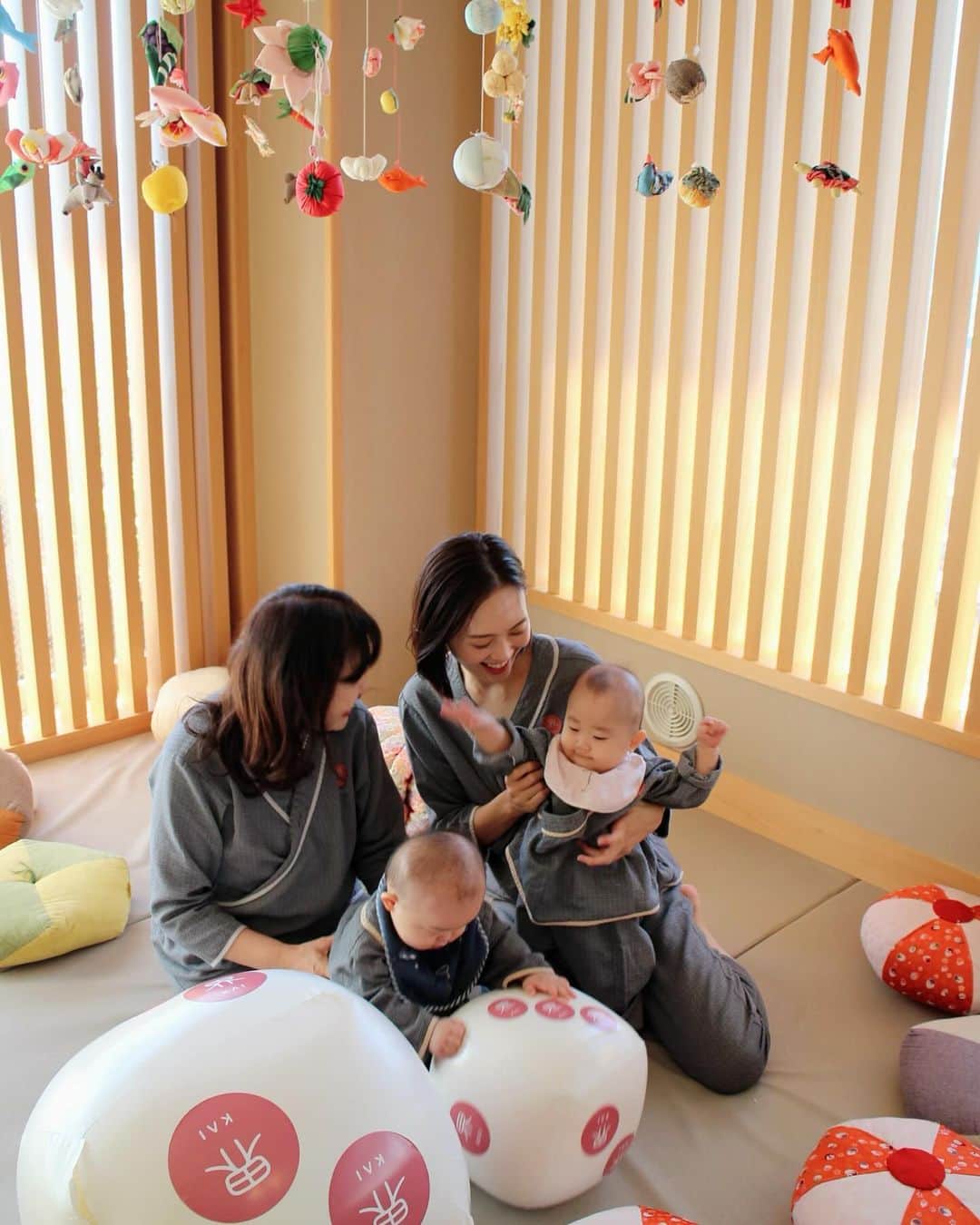 篠原菜月さんのインスタグラム写真 - (篠原菜月Instagram)「母と👶👶との写真、なかなかないから嬉しい♡ 界 伊東では三世代家族で泊まれる特別和室に泊まりました。 伊東の伝統工芸、つるし飾りがかわいい✨ お土産でも買っちゃいました！ ⁡ 子供が遊べる空間や卓球台、「思いだすごろく」もあり家族でゆっくり楽しめました👨‍👩‍👧‍👦✨ 母と卓球の試合できたのも思い出笑 ⁡ ⁡ @hoshinoresorts.kai  ⁡ ⁡ #PR#家族旅行#温泉旅行#温泉旅館#星野リゾート#界伊東#伊東観光#伊東温泉#三世代旅行#三連休#子連れ旅行#双子育児#双子ママ#男女双子#hoshinoresorts#kai#onsen#travel#trip#twins」11月7日 21時38分 - natsukishinohara