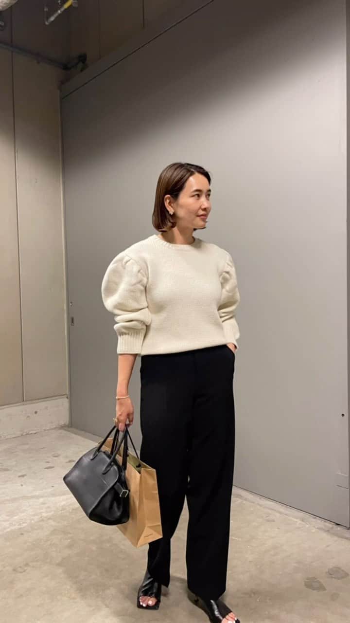 IIDA YURIのインスタグラム：「東京ポップアップ来店予約をして頂きましたお客様ありがとうございます✨✨満員となりました🤝🏻  初日10時から16時まではご予約制。 16時以降はフリー入場です！  お並び頂きました順番でご案内させて頂きます。 ※2日目以降も同様です  東京先行商品が可愛いすぎてて困ってます。  @ohgaofficial   puff Knit🐑私は2色買い🖤  今日は　@_sakichiru_ と📷 ずーっと飲んで食べて。笑 今日もありがと🤝🏻❤️  #OHGA #ohgashop」