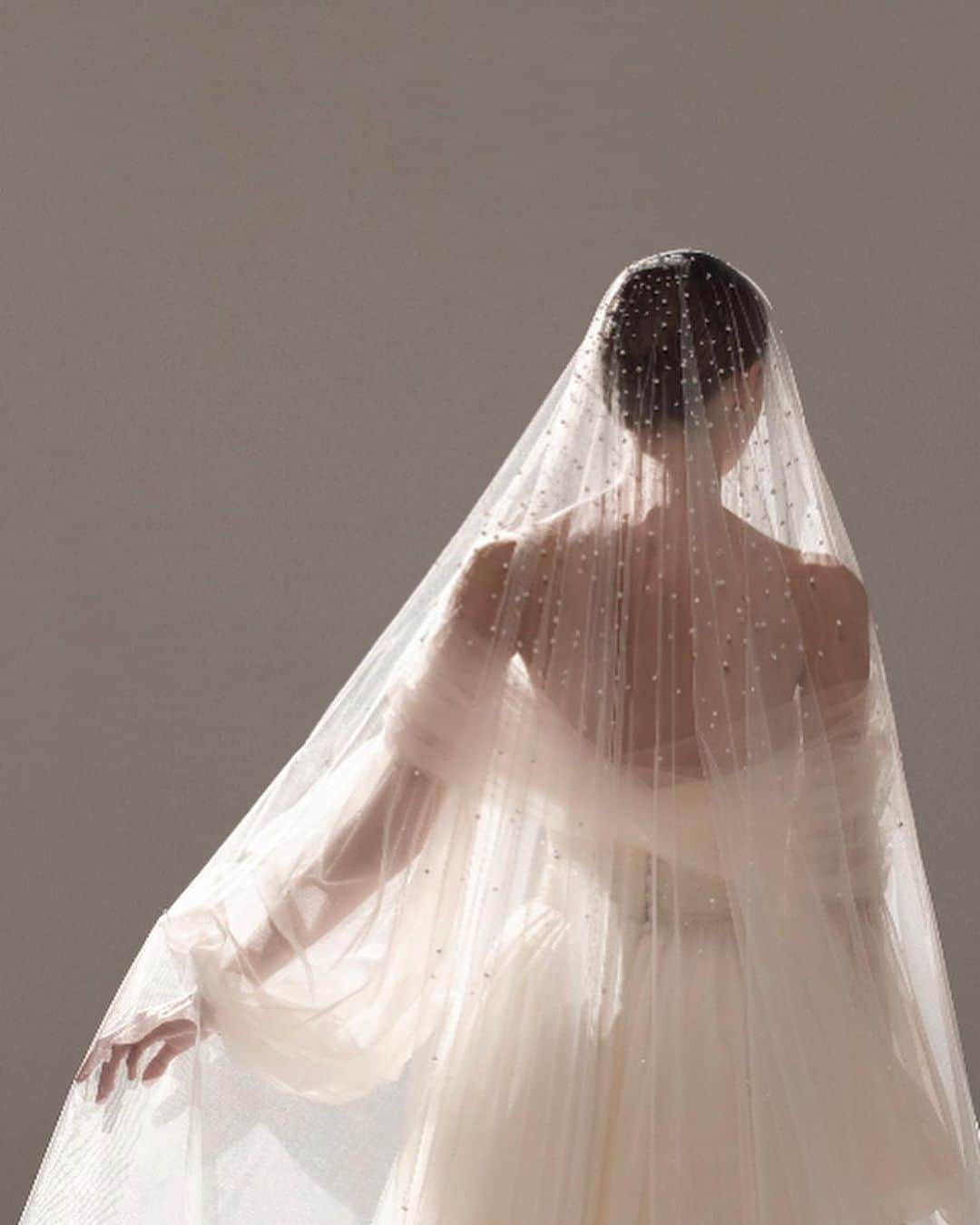 Authentique Authentiqueさんのインスタグラム写真 - (Authentique AuthentiqueInstagram)「. New Brand！ "STEPHANE ROLLAND" ステファン・ローラン @stephanerolland_bridal  . 今秋、日本初上陸となるstephane rolland。 1991年に設立されたパリのオートクチュールブランド。 @stephanerolland_paris   パリコレのオートクチュールブランド部門で トップデザイナーとして活躍しているステファン・ローランが 初めて発表したBridal Collectionから Authentiqueの花嫁様のためにドレスをセレクトしました🦢*  どのドレスもモダンで彫刻的な アートのように美しいデザインが特徴的  ノーブルでワンランク上の花嫁様を叶えます🫧  . 11/24-25の新作ドレスフェアにて stephane rollandのドレスを取り揃えております 是非、入荷したばかりのドレスをこの機会にご体感下さい* . @authentique_weddingdress    #オーセンティックな花嫁 をつけて、 ぜひ素敵なお写真をシェアしてください🕊  #ウエディングドレス #ウェディングドレス #stephane rolland #インポートドレス #オーセンティック銀座」11月7日 21時40分 - authentique_weddingdress
