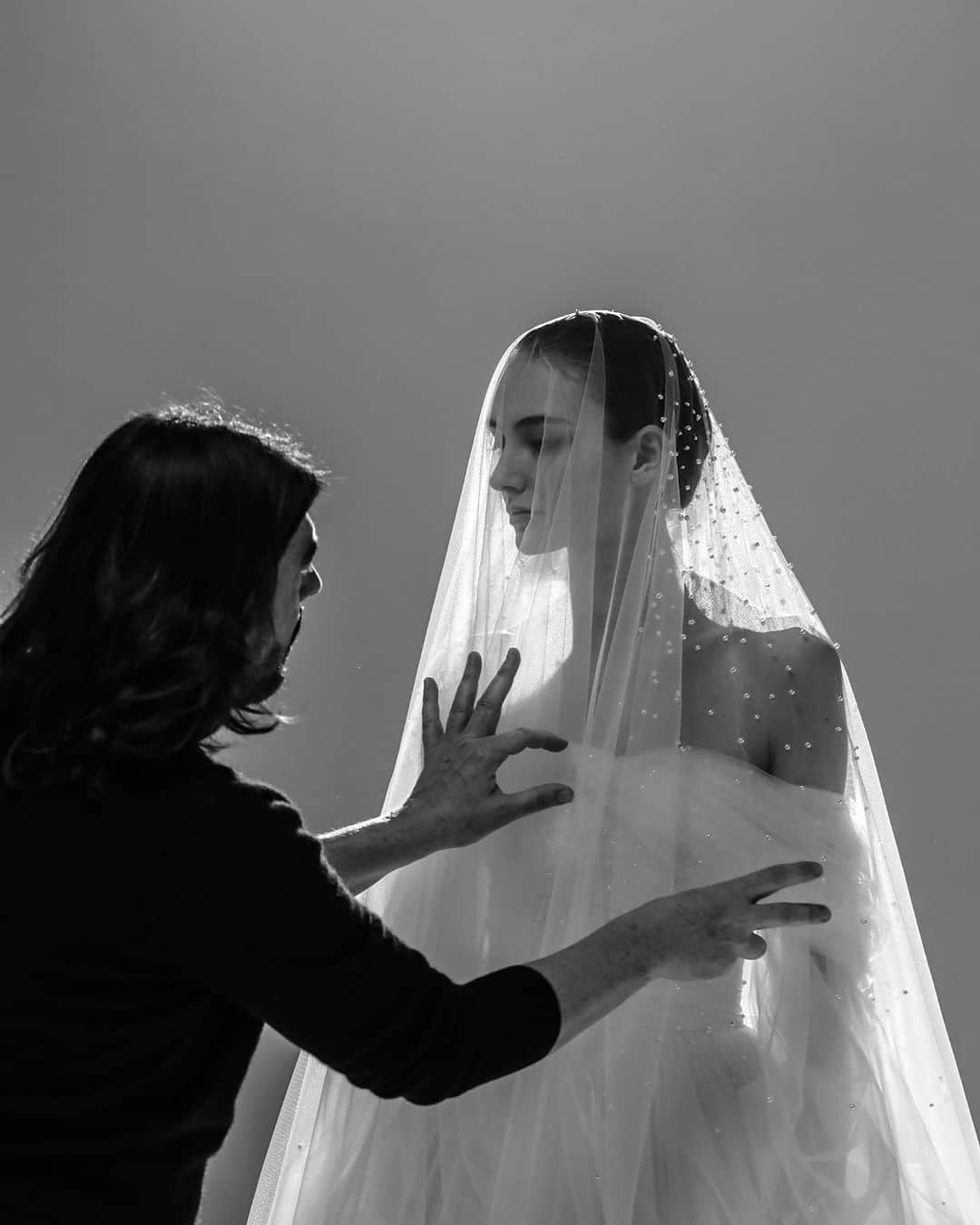 Authentique Authentiqueさんのインスタグラム写真 - (Authentique AuthentiqueInstagram)「. New Brand！ "STEPHANE ROLLAND" ステファン・ローラン @stephanerolland_bridal  . 今秋、日本初上陸となるstephane rolland。 1991年に設立されたパリのオートクチュールブランド。 @stephanerolland_paris   パリコレのオートクチュールブランド部門で トップデザイナーとして活躍しているステファン・ローランが 初めて発表したBridal Collectionから Authentiqueの花嫁様のためにドレスをセレクトしました🦢*  どのドレスもモダンで彫刻的な アートのように美しいデザインが特徴的  ノーブルでワンランク上の花嫁様を叶えます🫧  . 11/24-25の新作ドレスフェアにて stephane rollandのドレスを取り揃えております 是非、入荷したばかりのドレスをこの機会にご体感下さい* . @authentique_weddingdress    #オーセンティックな花嫁 をつけて、 ぜひ素敵なお写真をシェアしてください🕊  #ウエディングドレス #ウェディングドレス #stephane rolland #インポートドレス #オーセンティック銀座」11月7日 21時40分 - authentique_weddingdress