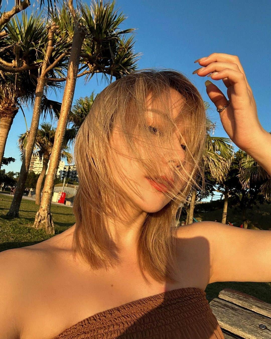 ベイビーリオンさんのインスタグラム写真 - (ベイビーリオンInstagram)「. this hair❤️‍🔥🦁🌴  ノーセットでもラフで可愛いカット✂︎ 色落ちも気にならないデザインカラー 海外風な雰囲気で ビーチが似合う感じ、ずっと好き。  最高のセンス ありがとうございます‼︎ . #海外風ヘア #海外ファッション  #ビーチガール #ビーチスタイル  #バレイヤージュ #ブロンド  #hairstyle #hairfashion #beachvibes #beachgirl #beachhair」11月7日 21時42分 - baby__lion