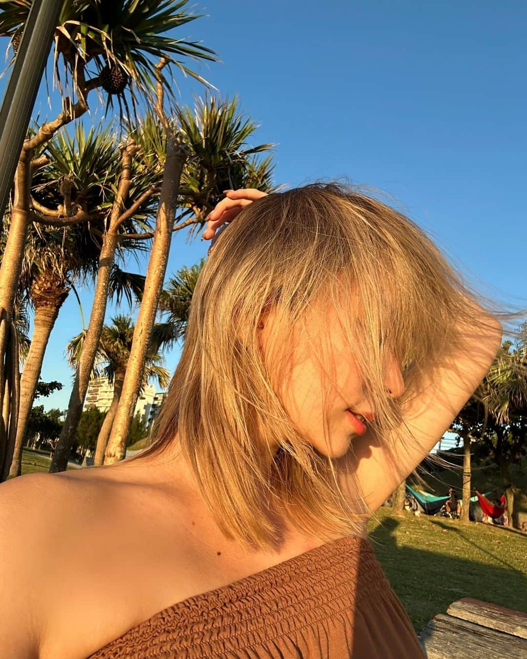 ベイビーリオンさんのインスタグラム写真 - (ベイビーリオンInstagram)「. this hair❤️‍🔥🦁🌴  ノーセットでもラフで可愛いカット✂︎ 色落ちも気にならないデザインカラー 海外風な雰囲気で ビーチが似合う感じ、ずっと好き。  最高のセンス ありがとうございます‼︎ . #海外風ヘア #海外ファッション  #ビーチガール #ビーチスタイル  #バレイヤージュ #ブロンド  #hairstyle #hairfashion #beachvibes #beachgirl #beachhair」11月7日 21時42分 - baby__lion