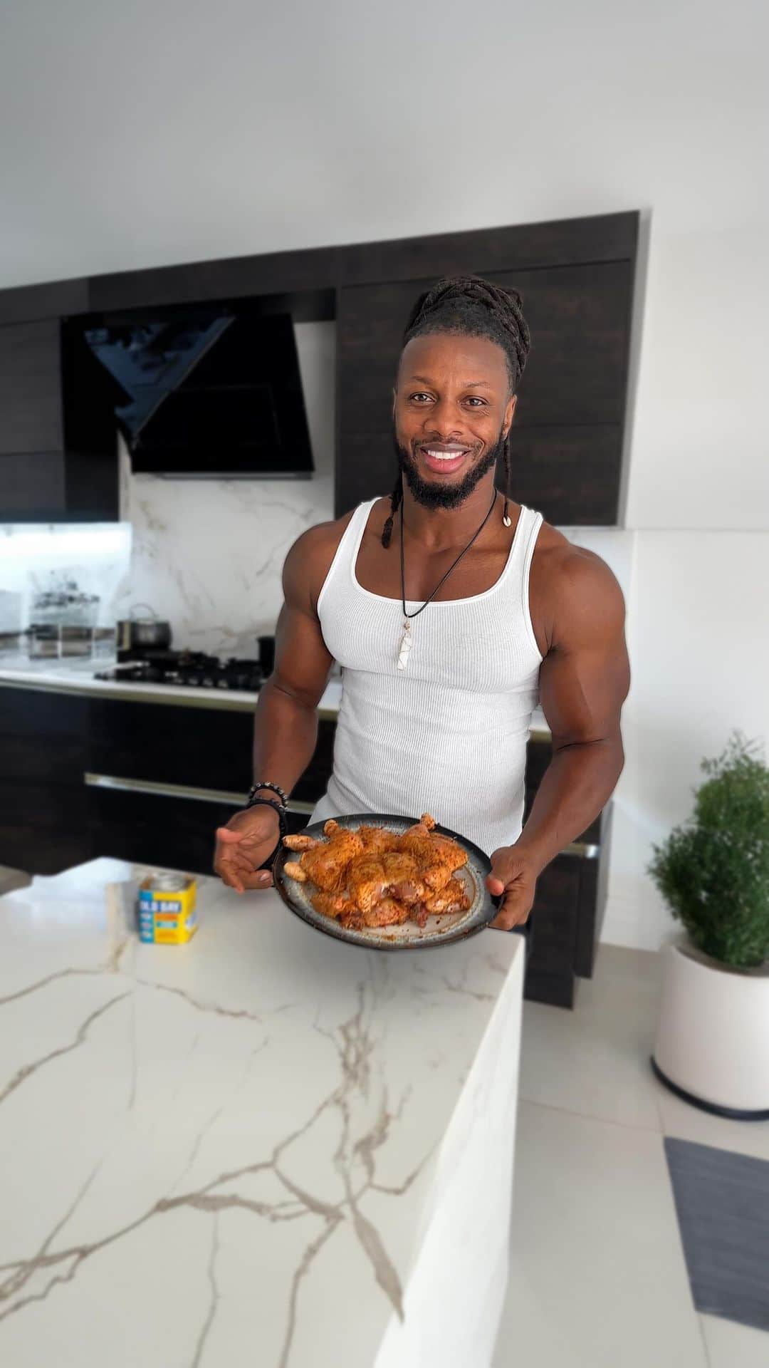 Ulissesworldのインスタグラム：「Food doesn’t have to be boring when you’re trying to achieve your goals! 🏋️‍♂️🍽️   Join me in the kitchen for a delicious muscle-building recipe, here’s what you’ll need:  ✅ 1/2 chicken ✅ 1 Boiled Egg ✅ 1 Handful Crunchy Salad ✅ 125g Rice  For more recipies like this catered to your dietary requirements check out the link in my bio for your own ultimate transformation program with custom meal plans & workout plans based on your goals and lifestyle 💪🏾」
