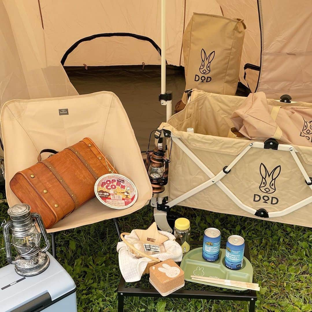 KANAKAさんのインスタグラム写真 - (KANAKAInstagram)「夏休み前半のメイン！ふもとっぱらキャンプ場⛺️  形から入ろう〜ってかわいいテントやギアたくさん揃えてもらった🫶🏼 準備のお買い物も楽しかった🐰  ふもとっぱらキャンプ場の星の形の木の飾り⭐️ テントに吊るして満天の星が見えますように晴れますように！っておまじないらしい🪄素敵😌  キャンプ初心者すぎて任せっきりにしてしまったのに 全部完璧にこなしてくれてしっかり満喫しましたありがとう🥰  #fumotouhou #キャンプ #キャンプ飯 #キャンプ場 #キャンプギア #キャンプ道具 #camp #ふもとっぱら #ふもとっぱらキャンプ場 #富士山キャンプ #dod #ディーオーディー #テント #かまぼこテント #淡色 #サロペット #キャンプコーデ #ビール #ポップコーン #miffy #ミッフィー #ミッフィーグッズ #コロッケ #カレー #ランタン #マシュマロ #夏休み」11月7日 21時43分 - canika_1111