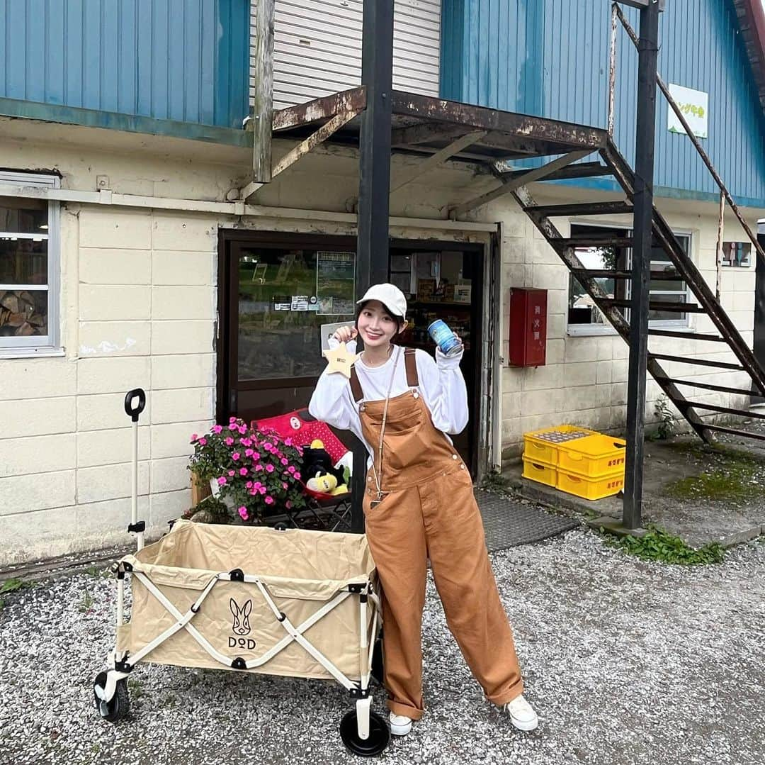 KANAKAさんのインスタグラム写真 - (KANAKAInstagram)「夏休み前半のメイン！ふもとっぱらキャンプ場⛺️  形から入ろう〜ってかわいいテントやギアたくさん揃えてもらった🫶🏼 準備のお買い物も楽しかった🐰  ふもとっぱらキャンプ場の星の形の木の飾り⭐️ テントに吊るして満天の星が見えますように晴れますように！っておまじないらしい🪄素敵😌  キャンプ初心者すぎて任せっきりにしてしまったのに 全部完璧にこなしてくれてしっかり満喫しましたありがとう🥰  #fumotouhou #キャンプ #キャンプ飯 #キャンプ場 #キャンプギア #キャンプ道具 #camp #ふもとっぱら #ふもとっぱらキャンプ場 #富士山キャンプ #dod #ディーオーディー #テント #かまぼこテント #淡色 #サロペット #キャンプコーデ #ビール #ポップコーン #miffy #ミッフィー #ミッフィーグッズ #コロッケ #カレー #ランタン #マシュマロ #夏休み」11月7日 21時43分 - canika_1111