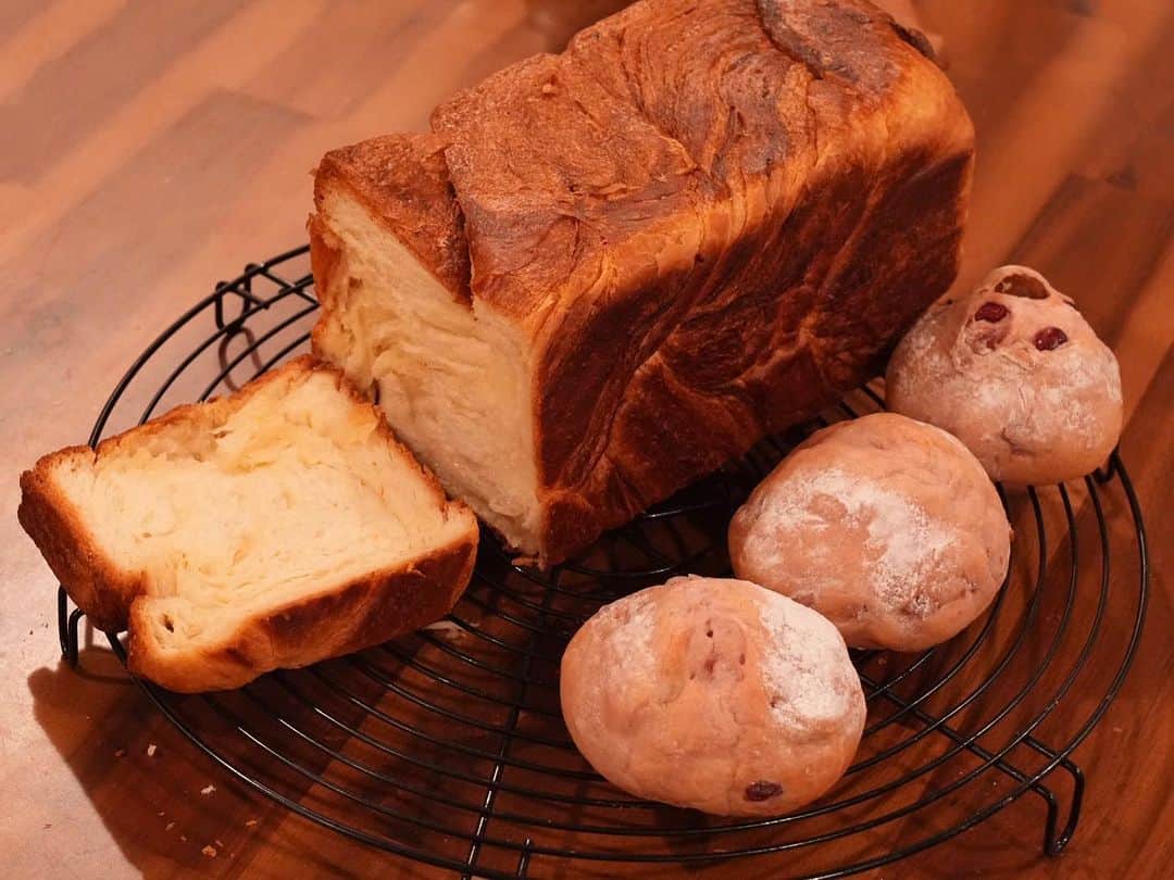 植田佳奈のインスタグラム：「#ホームメイドクッキング #パン作り ＃料理教室 #パン教室 #デニッシュ食パン #フリュイ」
