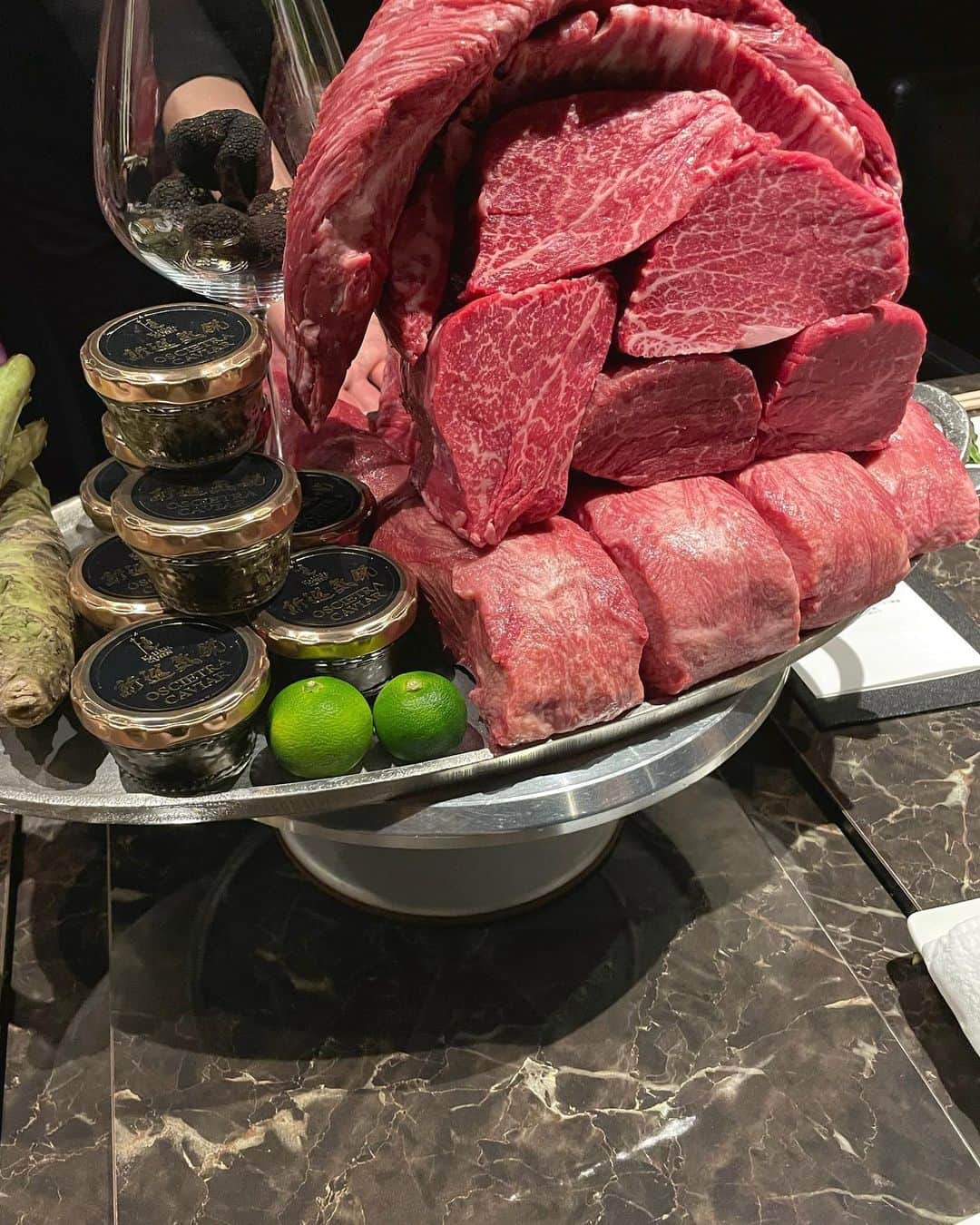 西井万理那さんのインスタグラム写真 - (西井万理那Instagram)「最近の、おいしかったごはんメモ🍚  （1枚目）#渋谷 #東京おでんラブストーリー  大根ひたひたで、うまー！！知らない人と相席不可避店、  （2枚目）#新宿 #大庵 お洒落ムード流れる圧倒的おいしさの手打ちお蕎麦やさん、  （3枚目）#高田馬場 #homeys  ここのアボカドチーズバーガーにドはまりしてもうた！  （4枚目）#新宿 #ブレッツカフェクレープリー 甘じょっぱいガレットのランチコース良！大行列！  （5枚目）#渋谷 #スパイラル  でてくるお料理、全全全部おいしい、牡蠣やさん、  （6枚目）#新大久保 #75chacha  安い！早い！美味しい！の気軽に入れる韓国料理やさん、  （7枚目）#京橋 #新進気鋭 大盛りお肉すぎてチャラいまである絶品やきにくやさん、  どばばば！と！ごはんの写真撮るのすき！！！！ あと進撃の巨人最終回よかった！！！！！！（突然）」11月7日 21時44分 - namahamu0822