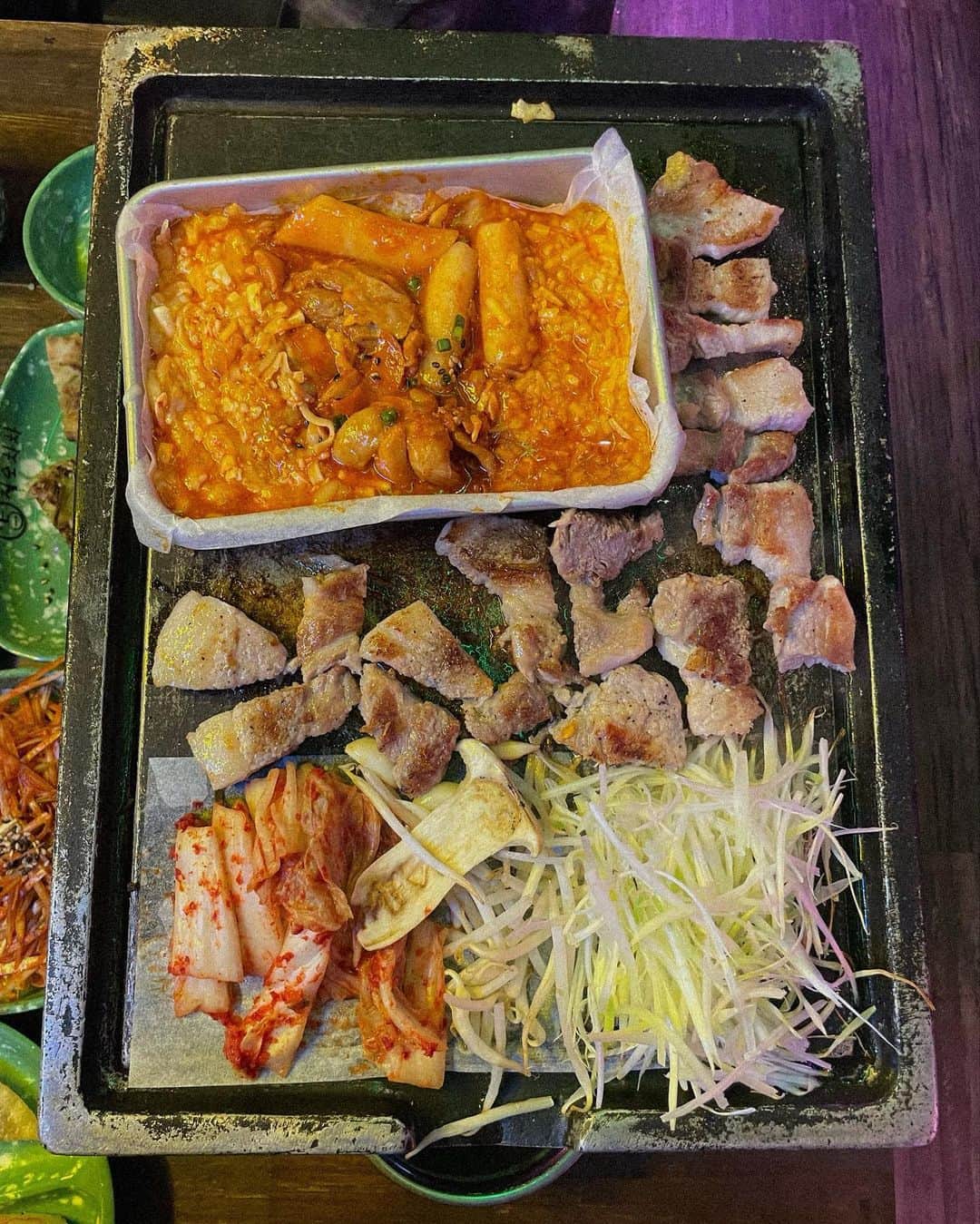 西井万理那さんのインスタグラム写真 - (西井万理那Instagram)「最近の、おいしかったごはんメモ🍚  （1枚目）#渋谷 #東京おでんラブストーリー  大根ひたひたで、うまー！！知らない人と相席不可避店、  （2枚目）#新宿 #大庵 お洒落ムード流れる圧倒的おいしさの手打ちお蕎麦やさん、  （3枚目）#高田馬場 #homeys  ここのアボカドチーズバーガーにドはまりしてもうた！  （4枚目）#新宿 #ブレッツカフェクレープリー 甘じょっぱいガレットのランチコース良！大行列！  （5枚目）#渋谷 #スパイラル  でてくるお料理、全全全部おいしい、牡蠣やさん、  （6枚目）#新大久保 #75chacha  安い！早い！美味しい！の気軽に入れる韓国料理やさん、  （7枚目）#京橋 #新進気鋭 大盛りお肉すぎてチャラいまである絶品やきにくやさん、  どばばば！と！ごはんの写真撮るのすき！！！！ あと進撃の巨人最終回よかった！！！！！！（突然）」11月7日 21時44分 - namahamu0822